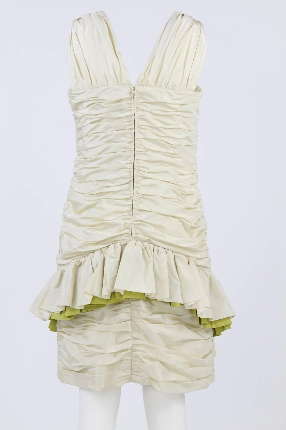 Lovely Nina Ricci Off-White dress in a draped silk fabric. The dress is fully lined.
Size 42 FR.

Measurements:
length: 97 cm
bust: 44 cm