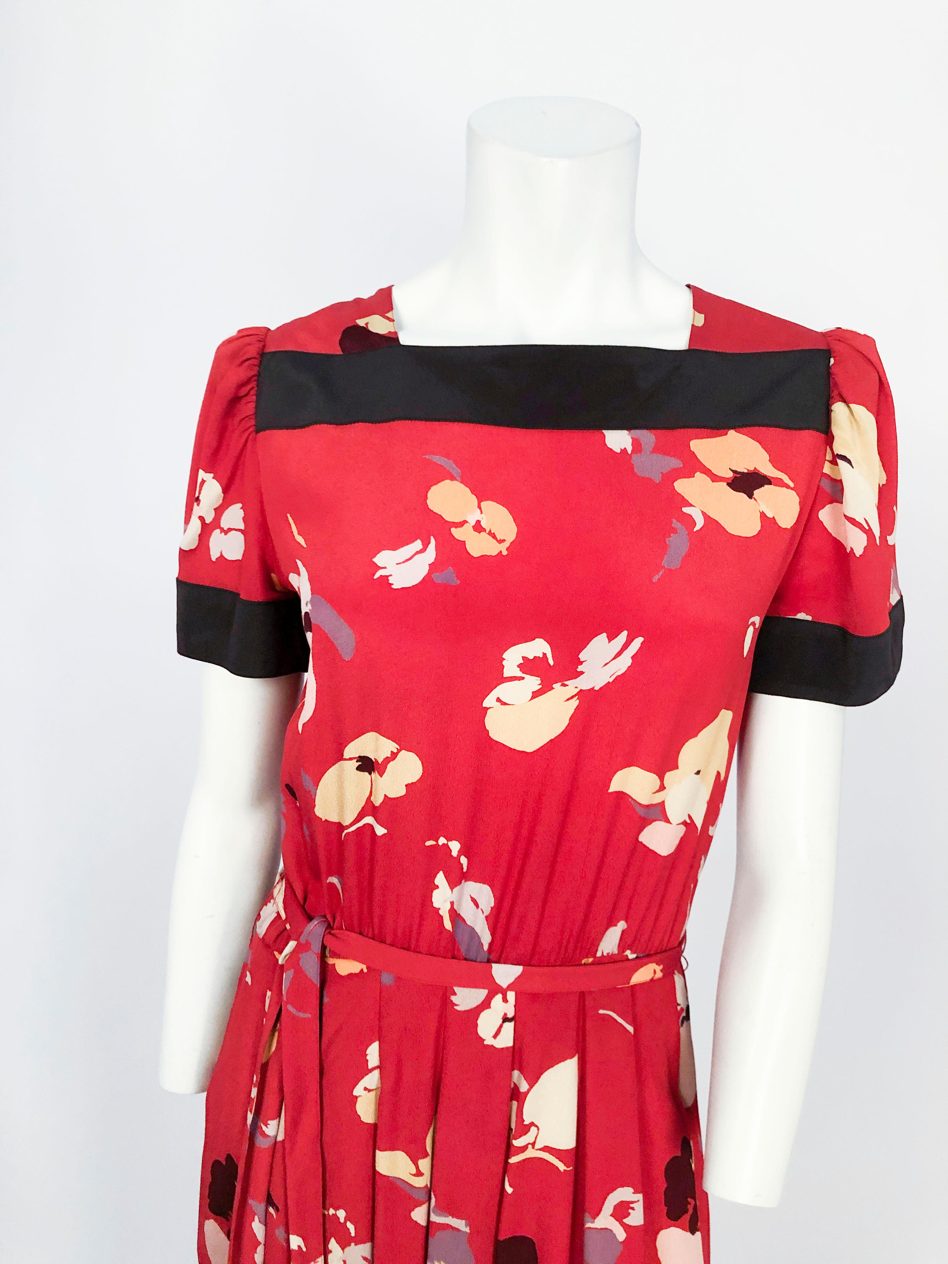1980s Nipon Red Printed Dress With Impressionist Pattern In Fair Condition For Sale In San Francisco, CA