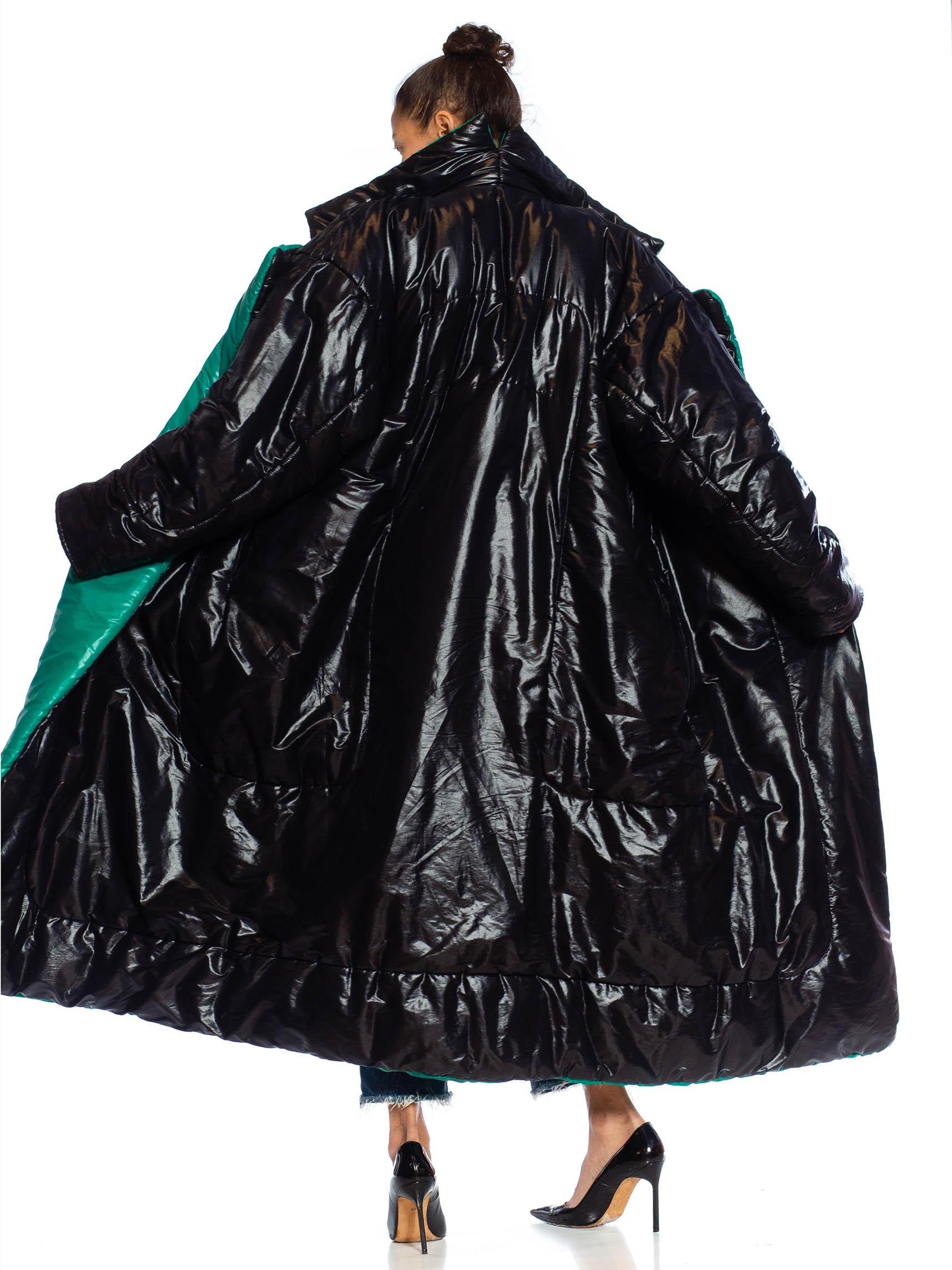 1980er NORMA KAMALI Schwarzer & grüner Nylon-Sleeping Bag-Mantel Damen im Angebot