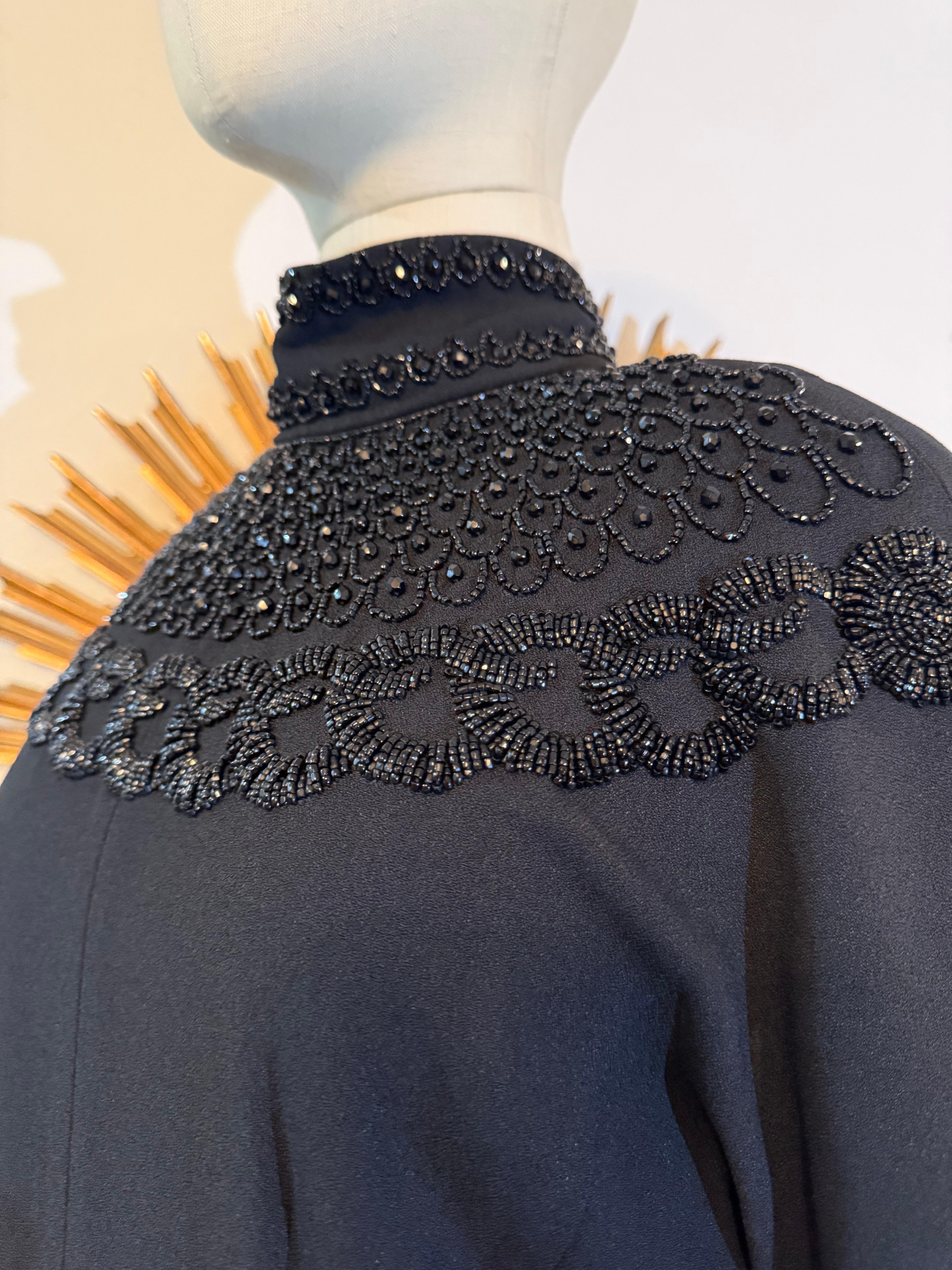 Abito nero di ispirazione anni '80 di Norma Kamali in crepe di rayon con giogo sulla spalla con perline in vendita 5