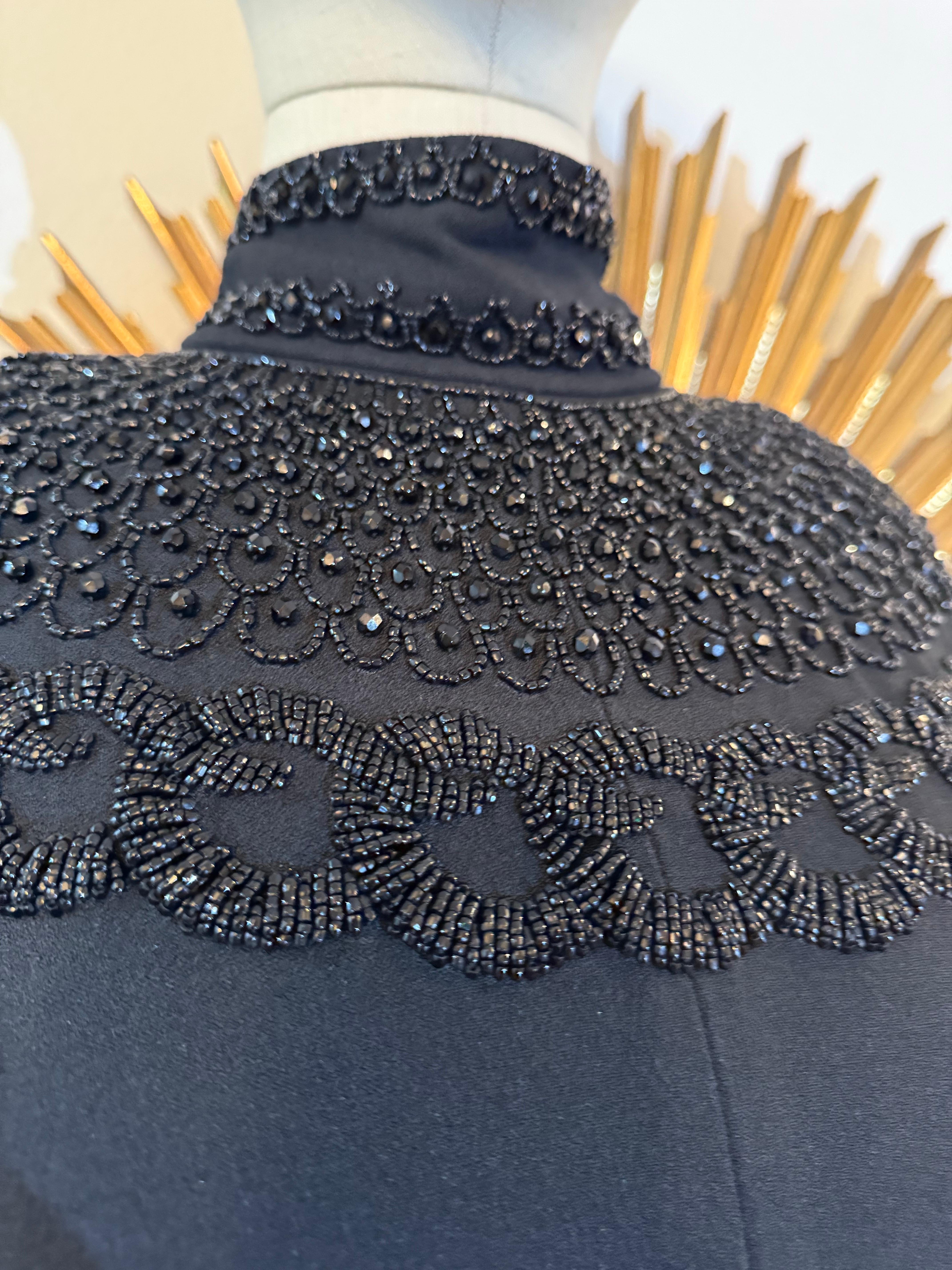 Abito nero di ispirazione anni '80 di Norma Kamali in crepe di rayon con giogo sulla spalla con perline in vendita 6