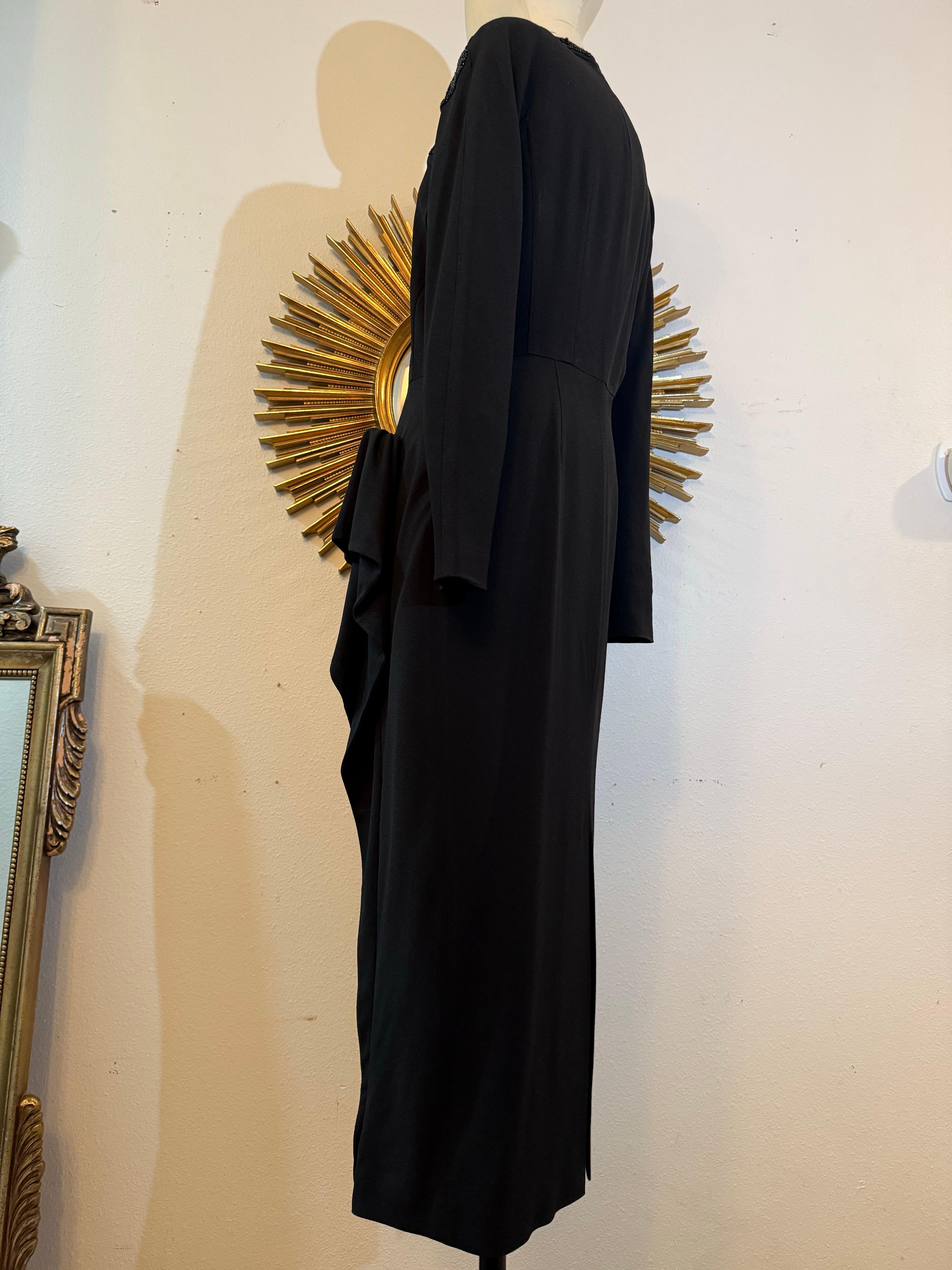 Abito nero di ispirazione anni '80 di Norma Kamali in crepe di rayon con giogo sulla spalla con perline in vendita 7