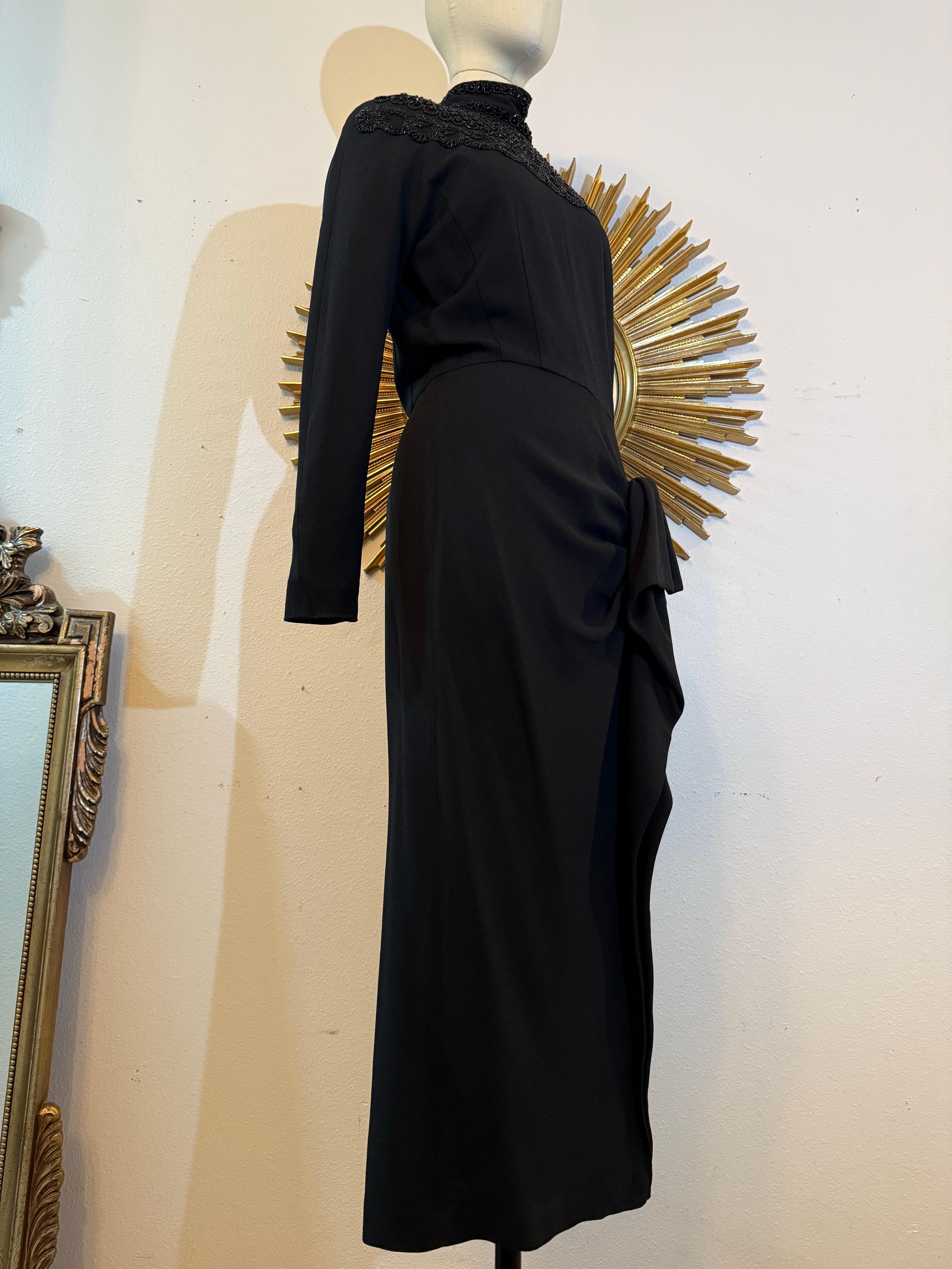 Abito nero di ispirazione anni '80 di Norma Kamali in crepe di rayon con giogo sulla spalla con perline in vendita 8