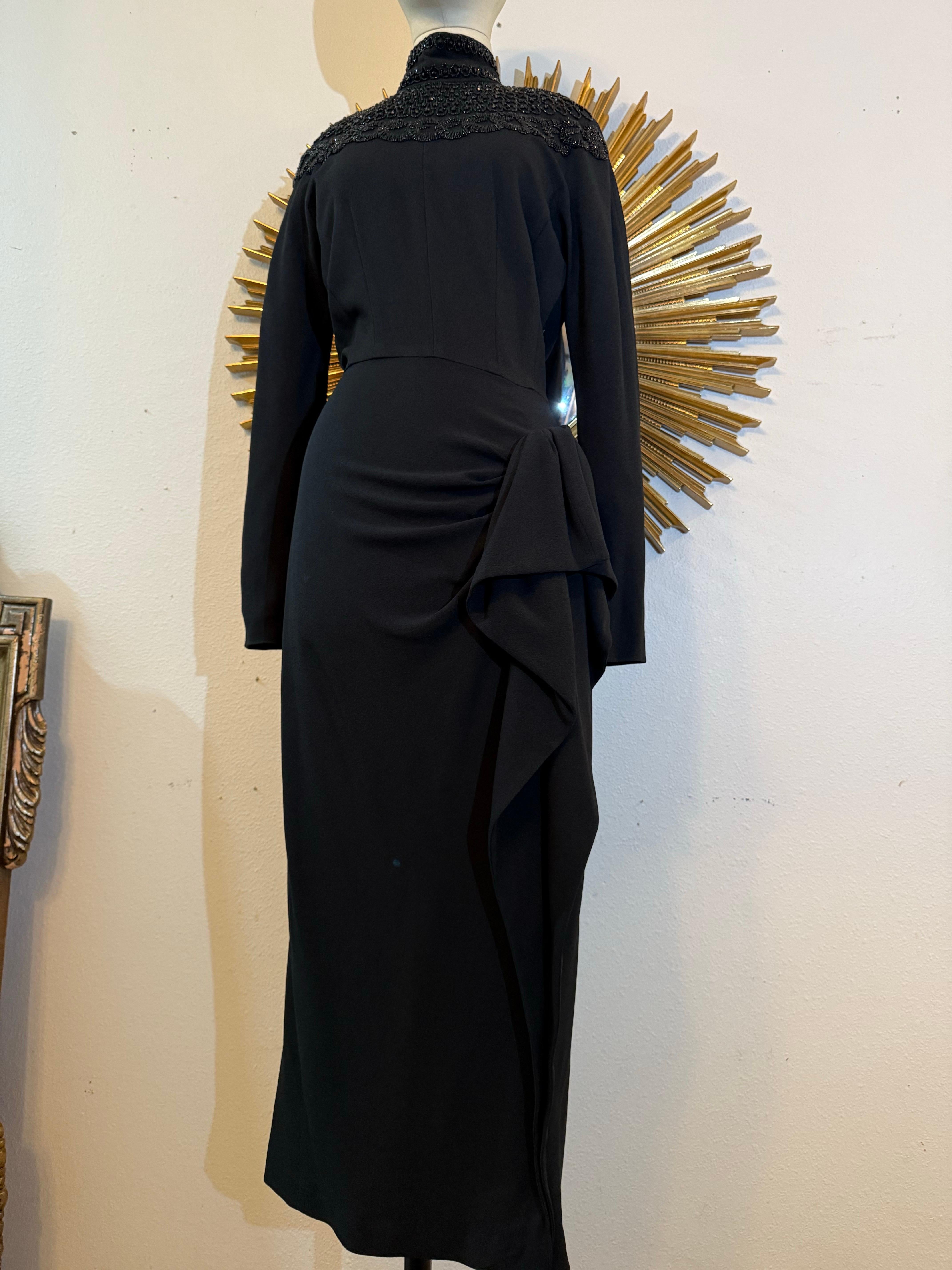 Abito nero di ispirazione anni '80 di Norma Kamali in crepe di rayon con giogo sulla spalla con perline in vendita 9