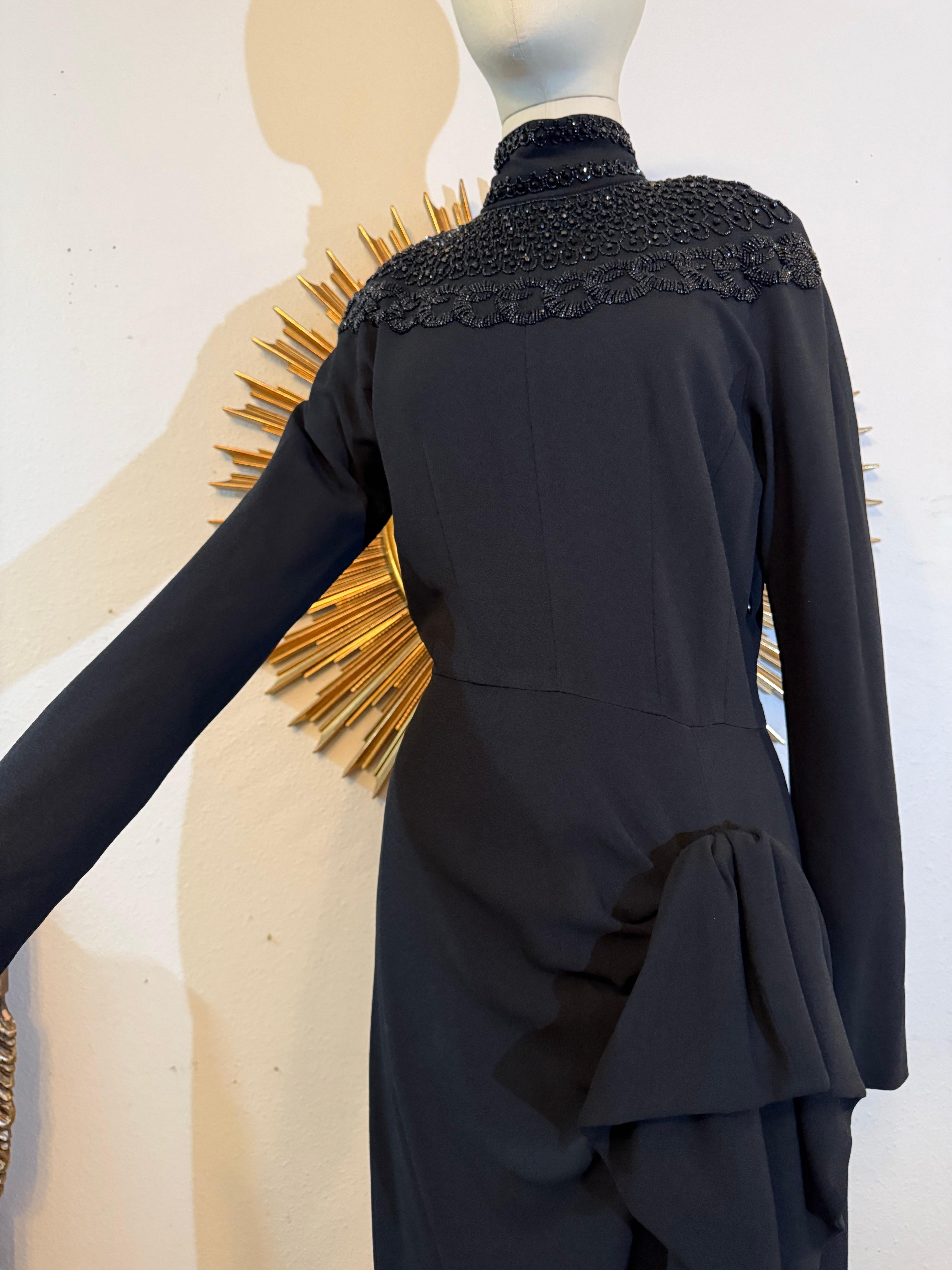 Abito nero di ispirazione anni '80 di Norma Kamali in crepe di rayon con giogo sulla spalla con perline in vendita 10