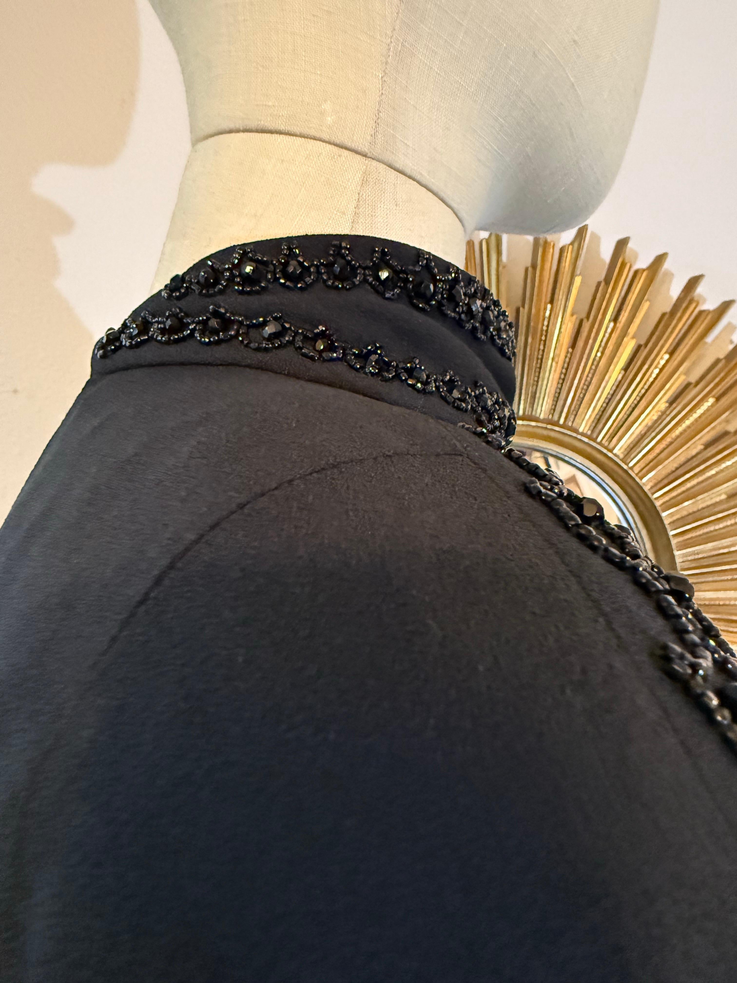 Abito nero di ispirazione anni '80 di Norma Kamali in crepe di rayon con giogo sulla spalla con perline in vendita 11