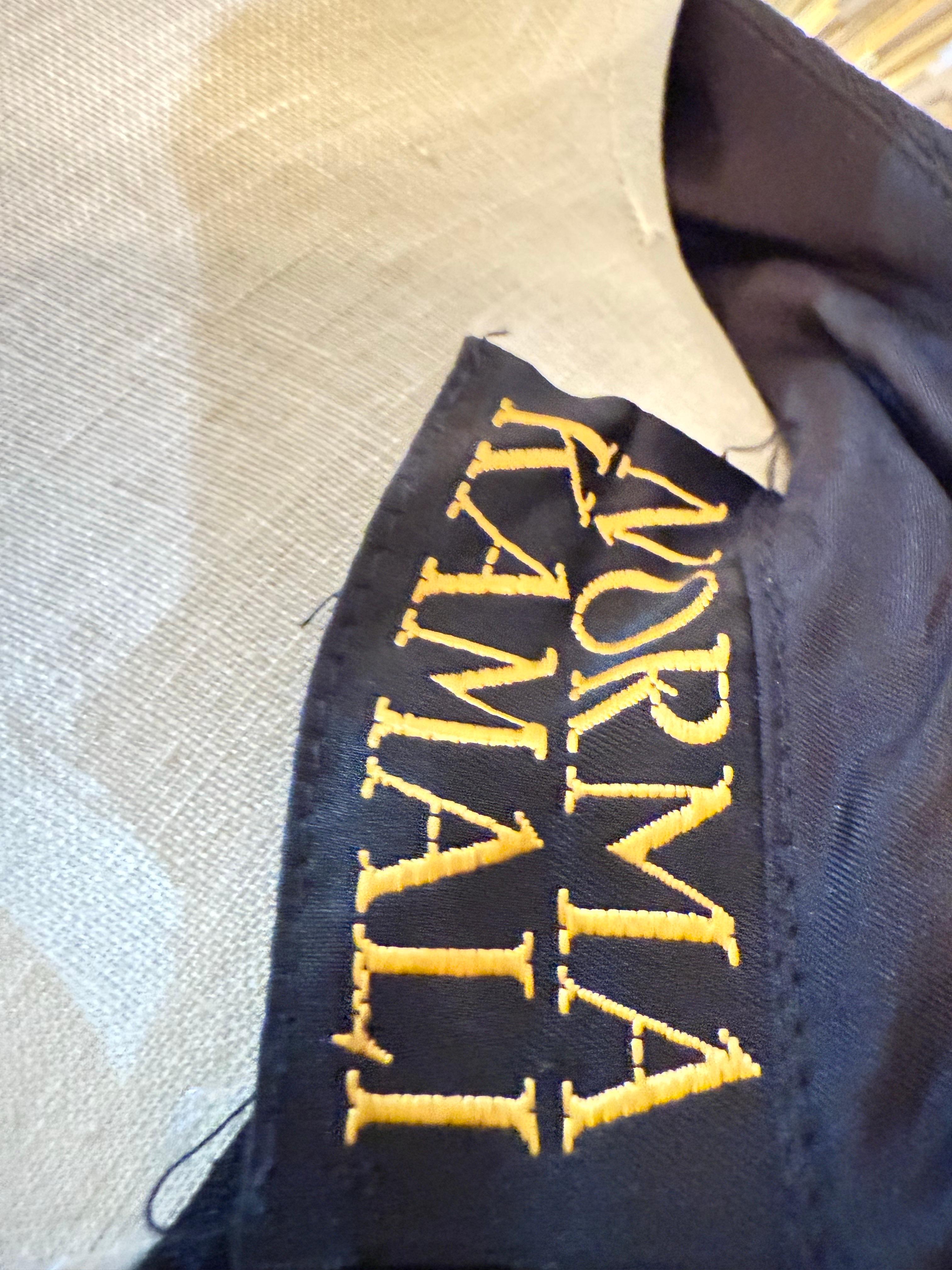 Abito nero di ispirazione anni '80 di Norma Kamali in crepe di rayon con giogo sulla spalla con perline in vendita 12