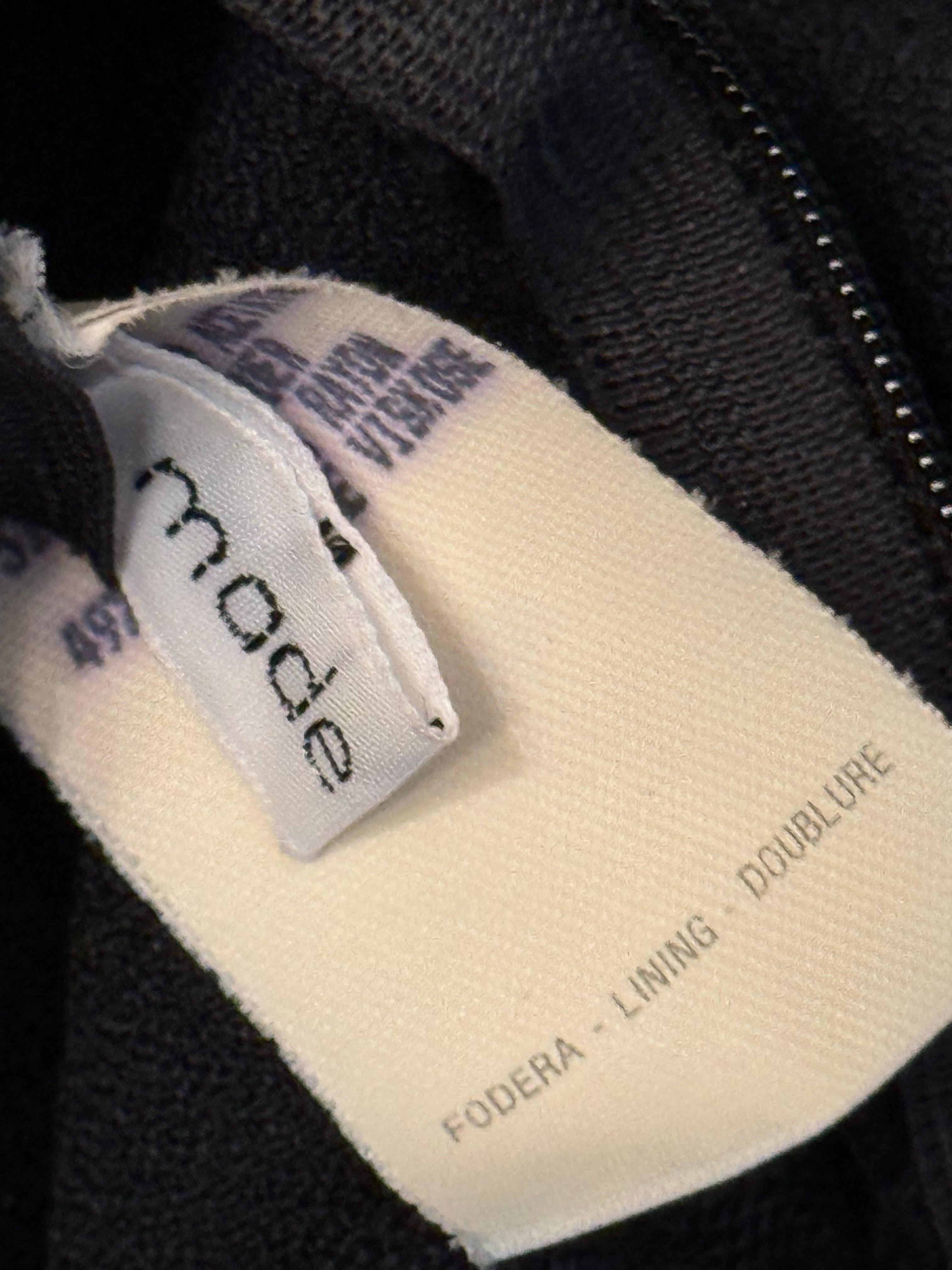 Abito nero di ispirazione anni '80 di Norma Kamali in crepe di rayon con giogo sulla spalla con perline in vendita 13