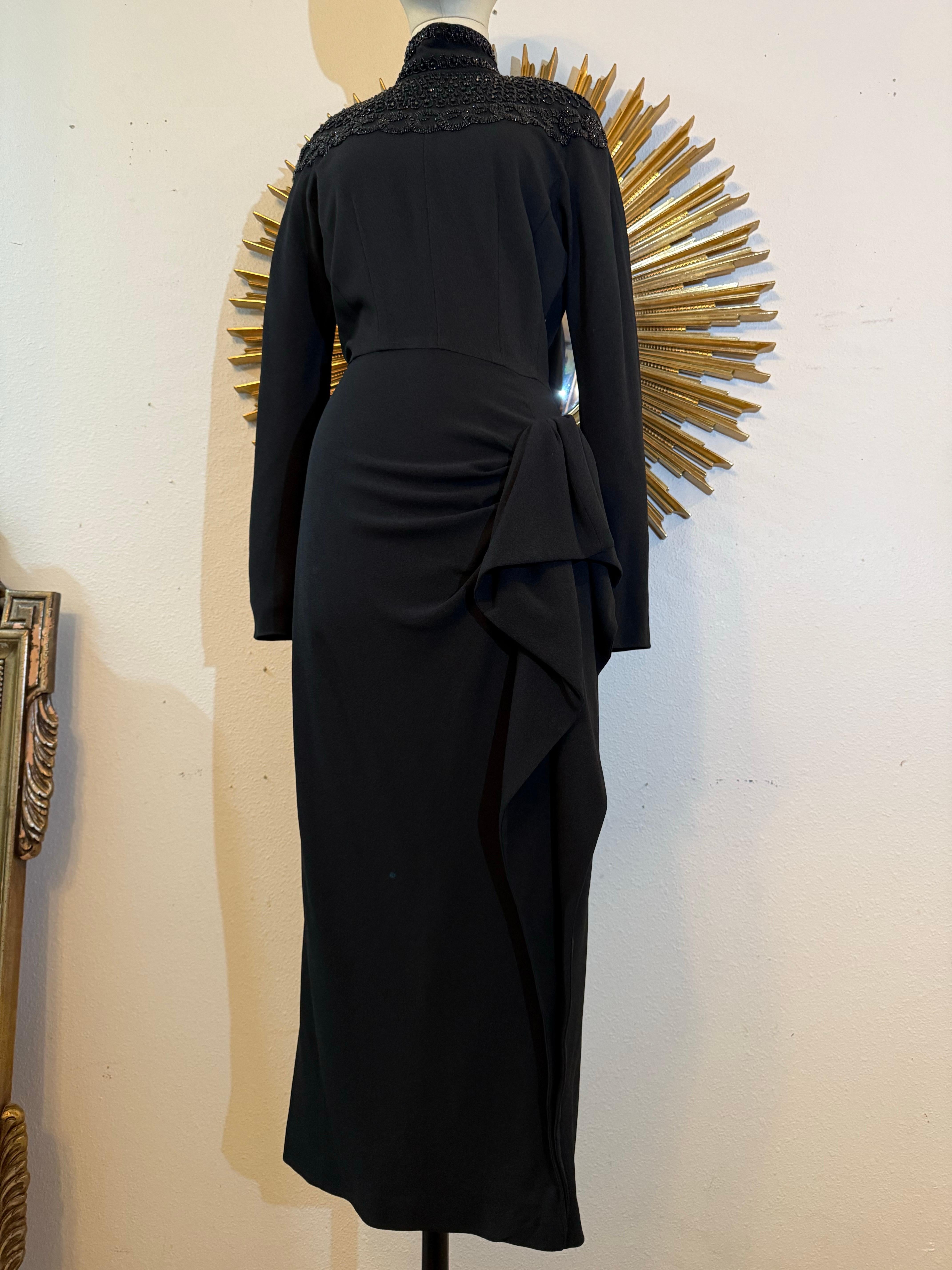 Abito nero di ispirazione anni '80 di Norma Kamali in crepe di rayon con carrè di perline:  Un meraviglioso abito ispirato agli anni '40 in pesante crêpe nero di rayon/viscosa nel classico stile anni '40 con fascia laterale increspata incorporata