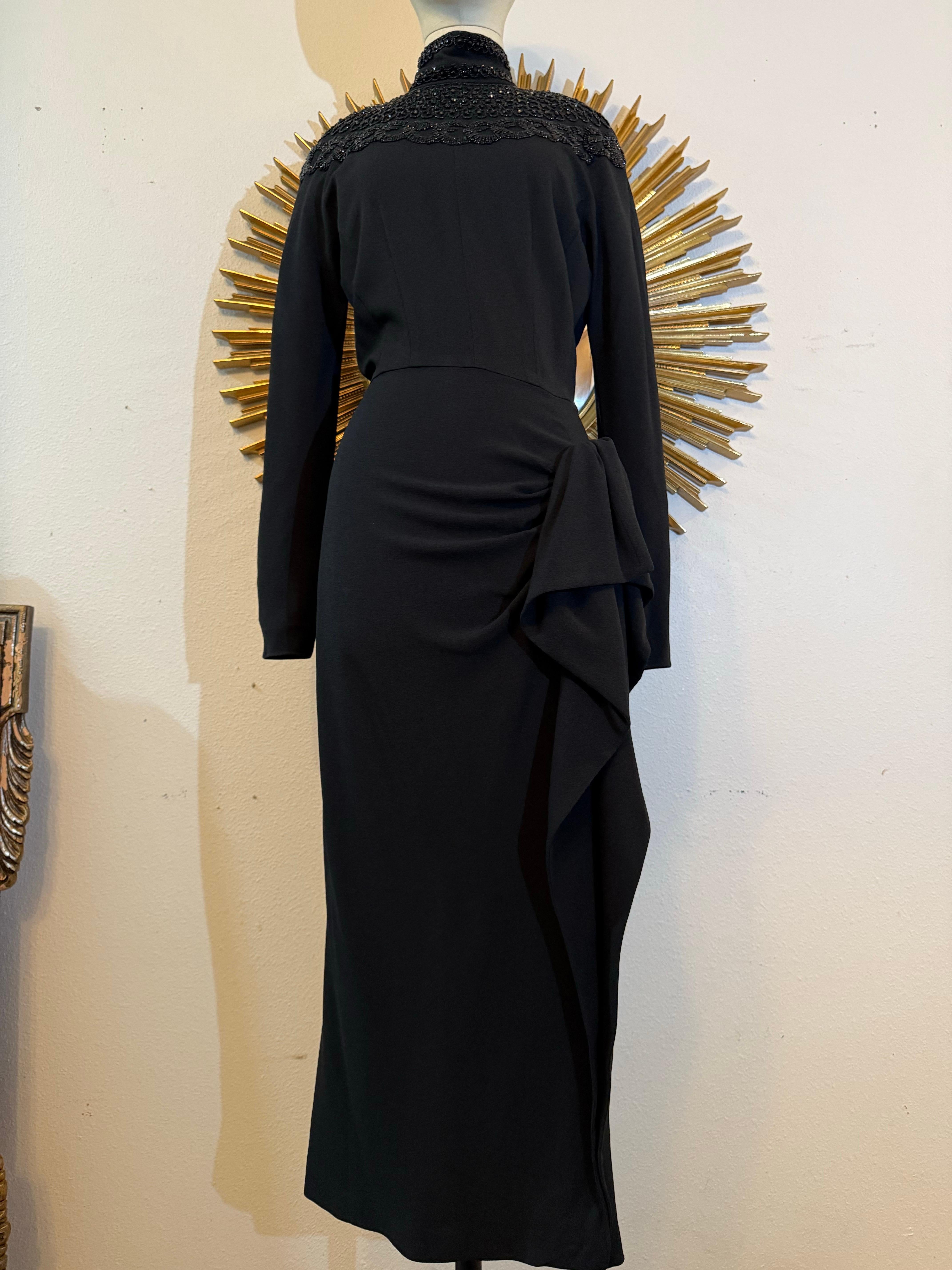 Nero Abito nero di ispirazione anni '80 di Norma Kamali in crepe di rayon con giogo sulla spalla con perline in vendita