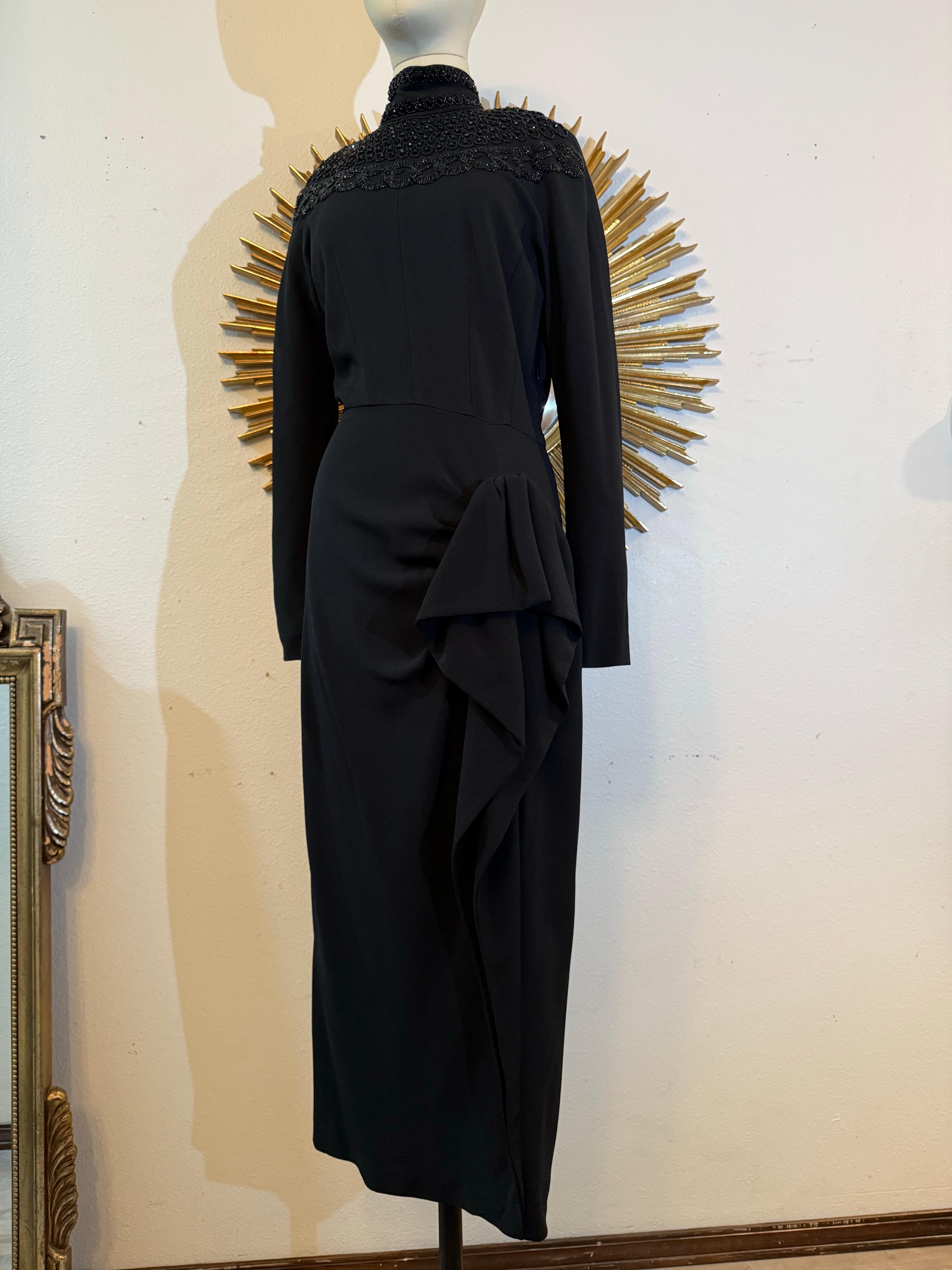 Abito nero di ispirazione anni '80 di Norma Kamali in crepe di rayon con giogo sulla spalla con perline In condizioni ottime in vendita a Gresham, OR