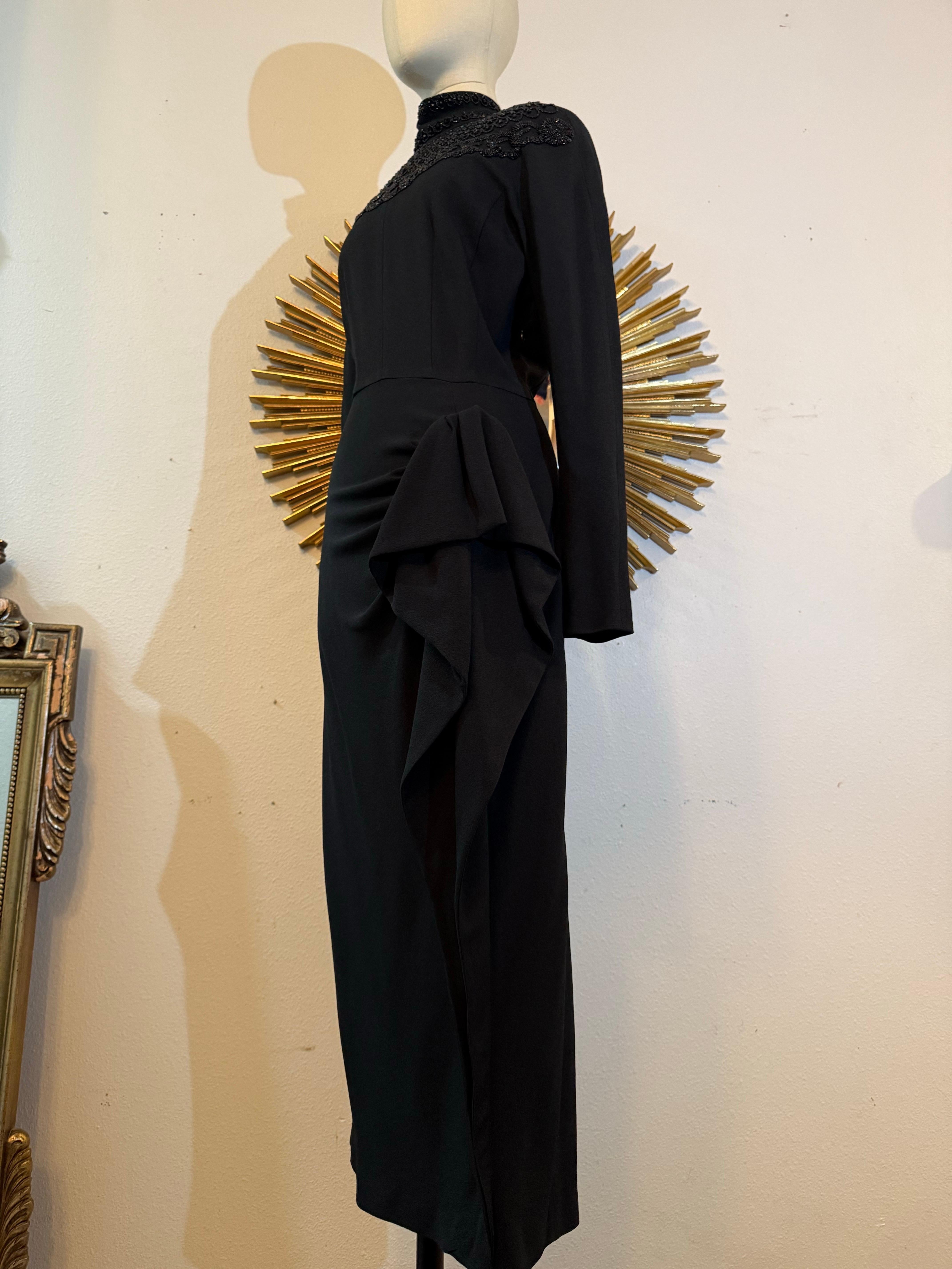 Donna Abito nero di ispirazione anni '80 di Norma Kamali in crepe di rayon con giogo sulla spalla con perline in vendita