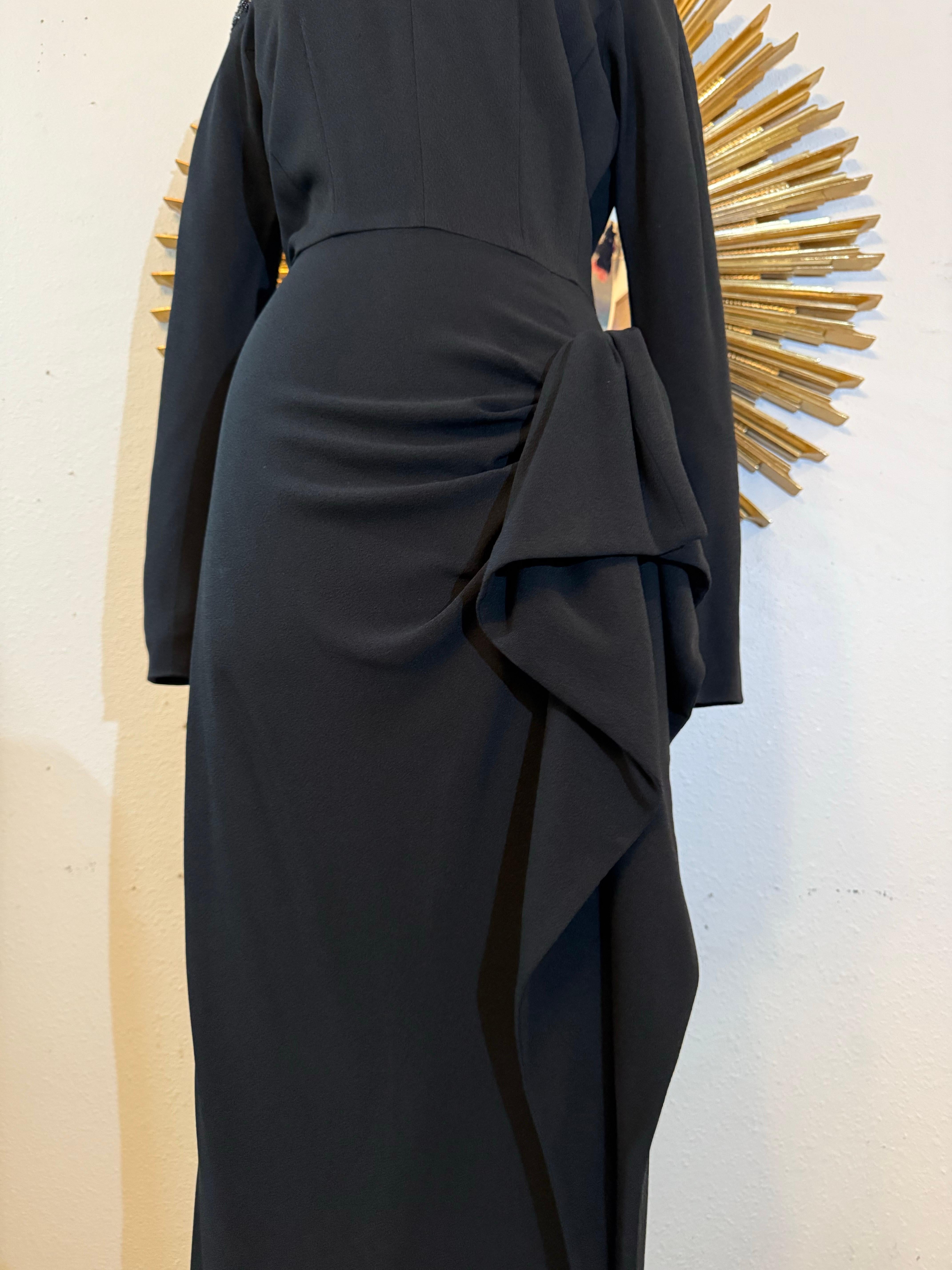 Abito nero di ispirazione anni '80 di Norma Kamali in crepe di rayon con giogo sulla spalla con perline in vendita 1