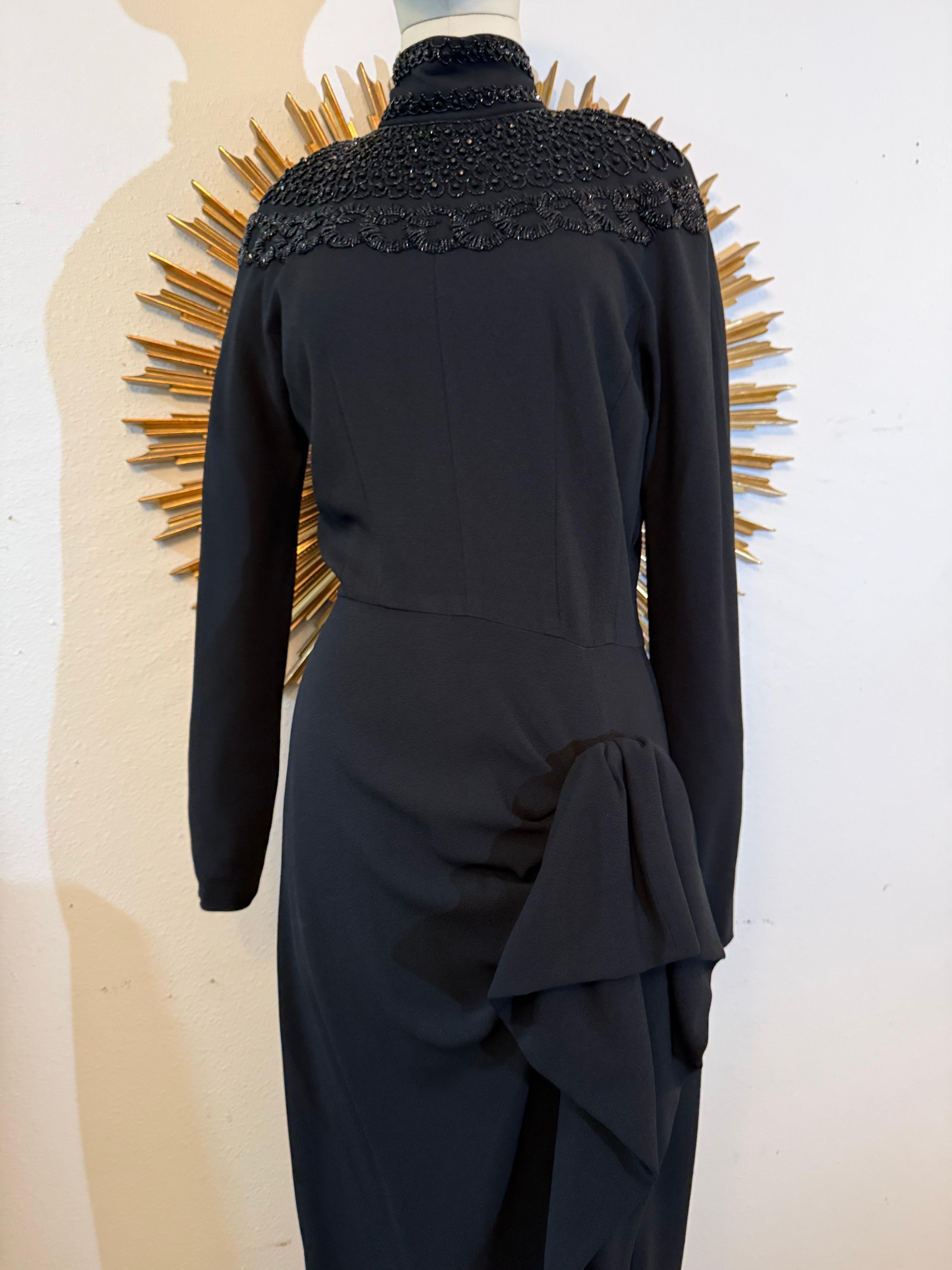 Abito nero di ispirazione anni '80 di Norma Kamali in crepe di rayon con giogo sulla spalla con perline in vendita 2