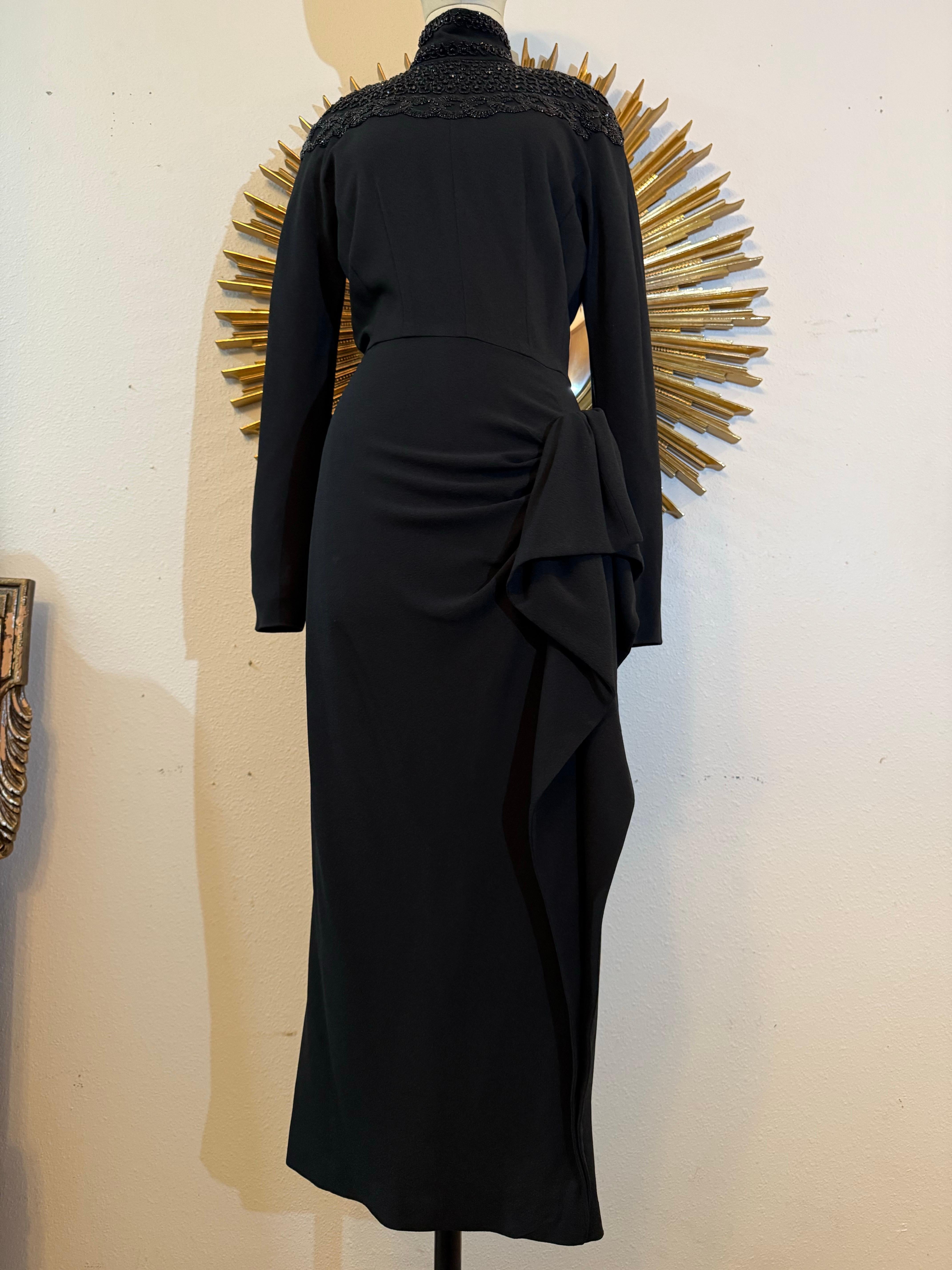 Abito nero di ispirazione anni '80 di Norma Kamali in crepe di rayon con giogo sulla spalla con perline in vendita 3