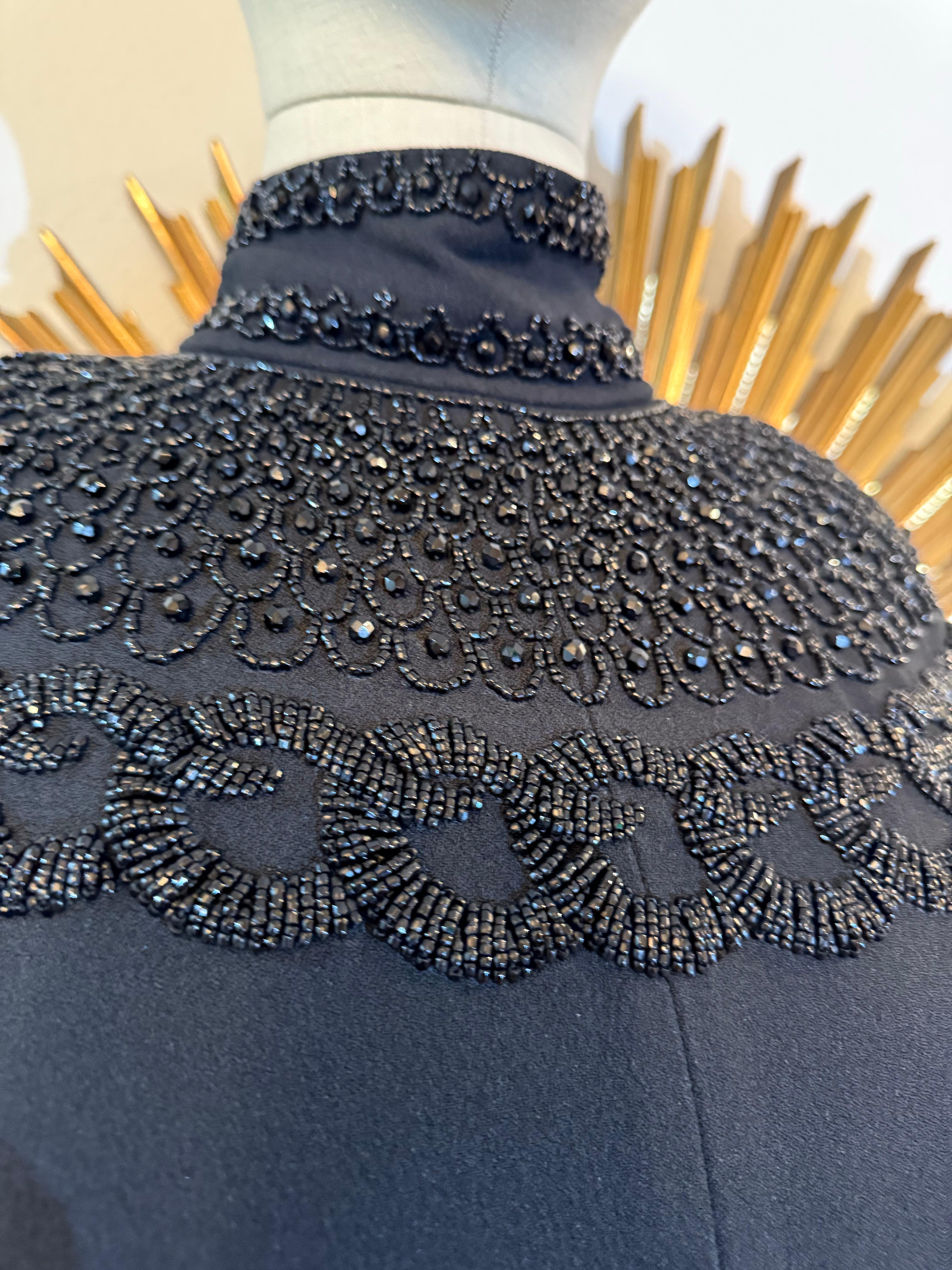 Abito nero di ispirazione anni '80 di Norma Kamali in crepe di rayon con giogo sulla spalla con perline in vendita 4