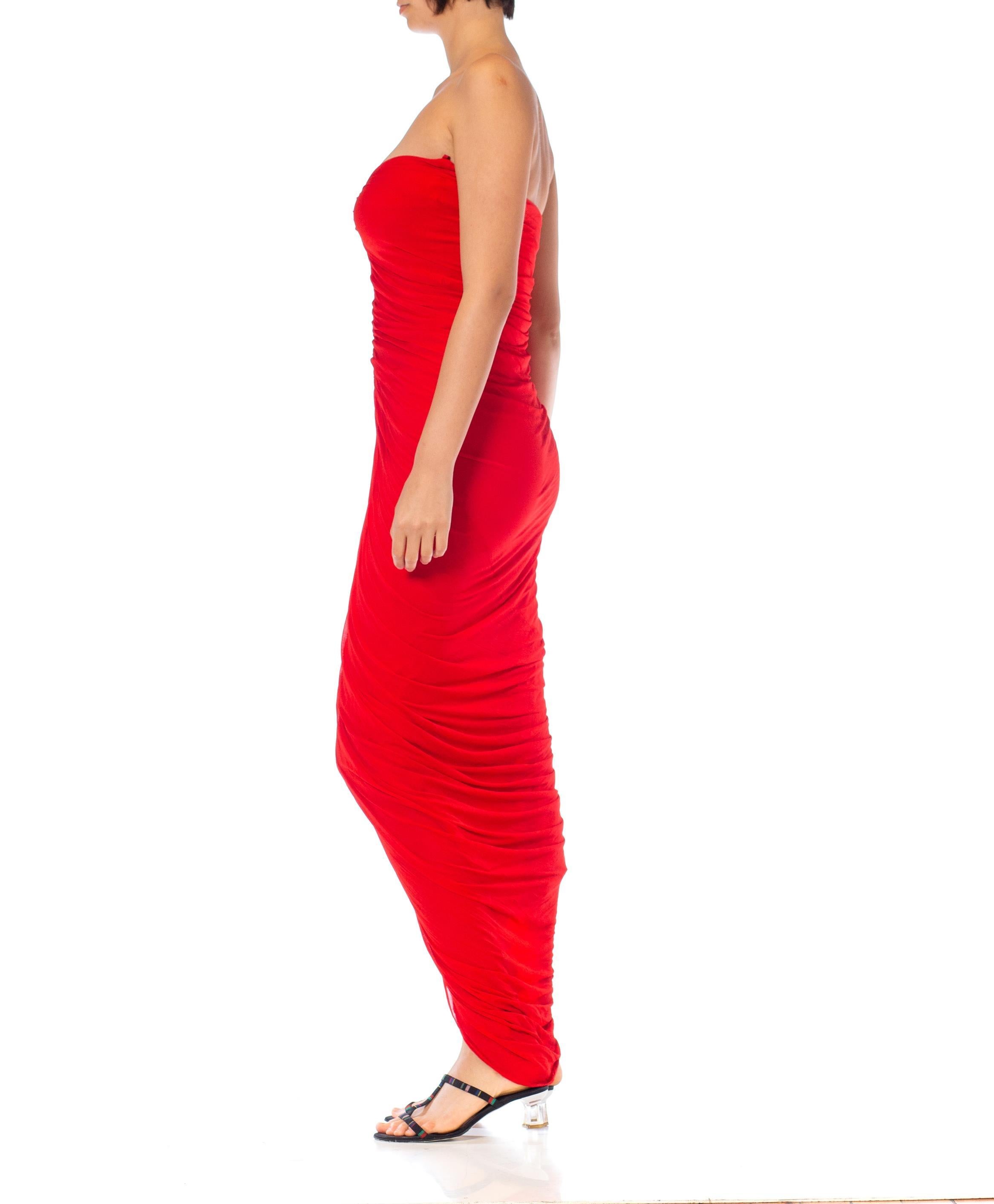 L'étiquette est manquante mais la femme à qui nous l'avons achetée se souvenait qu'il s'agissait d'une robe bustier en mousseline rouge de Norma Kamali 1980S Norma Kamali Red Chiffon Jersey Sheered Strapless Gown 