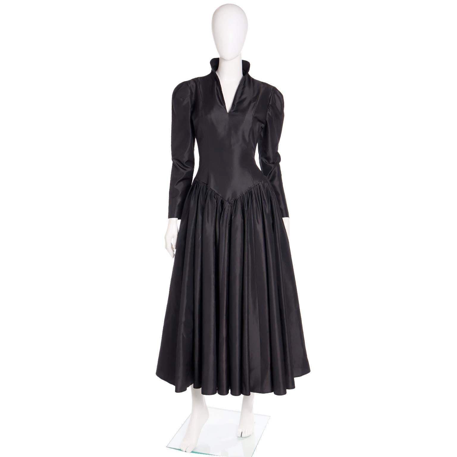Voici une superbe robe vintage Norma Kamali des années 1980, en taffetas de satin noir. Norma Kamali s'est souvent inspirée de l'époque victorienne pour ses vêtements et elle a réussi à le faire avec une touche unique. De nombreux créateurs tentent