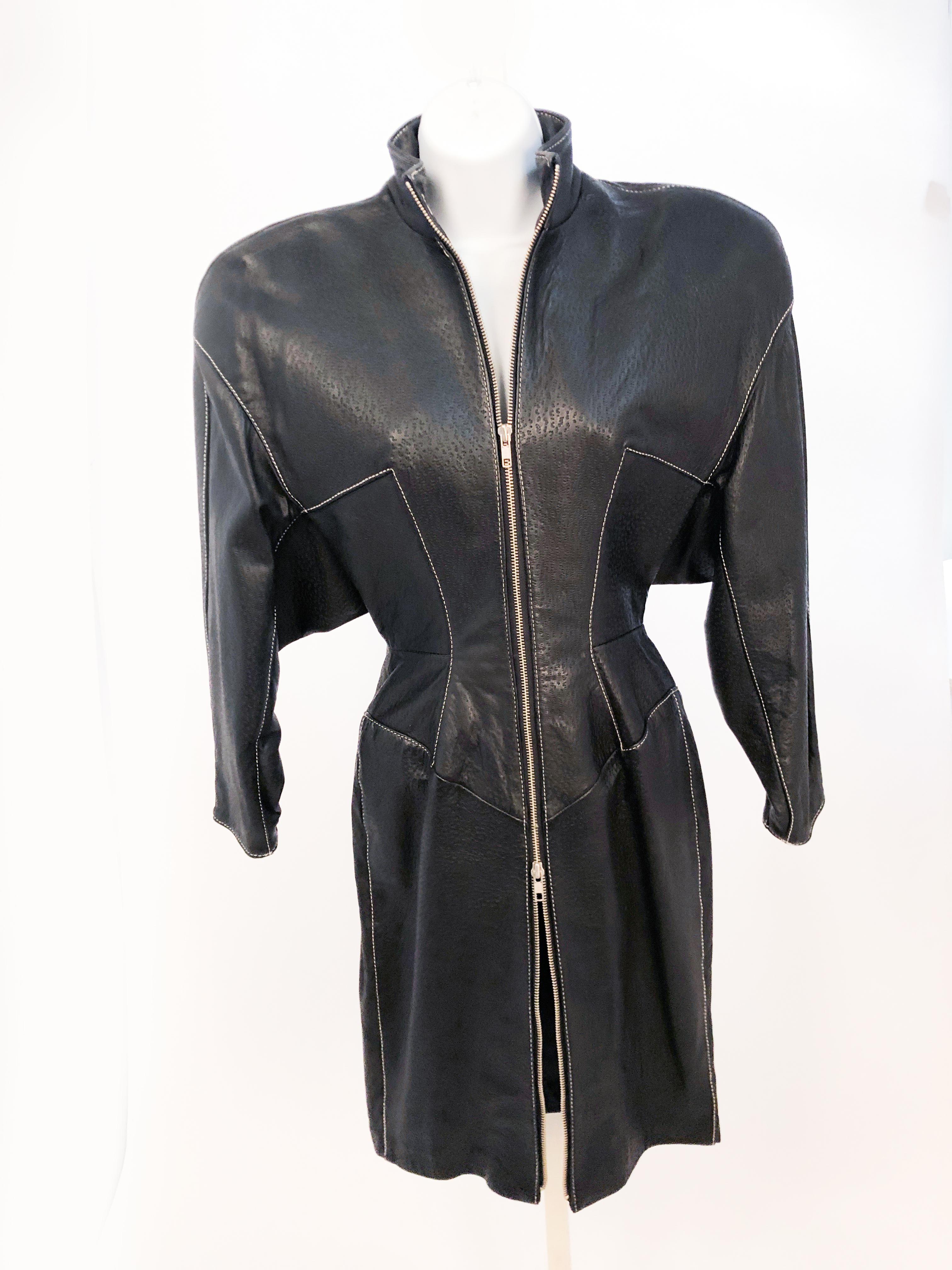 1980er North Beach Kleid aus schwarzem geprägtem Lammleder mit Schulterpolstern, Kontrastnähten und einem Metallreißverschluss auf der gesamten Vorderseite des Kleides.
