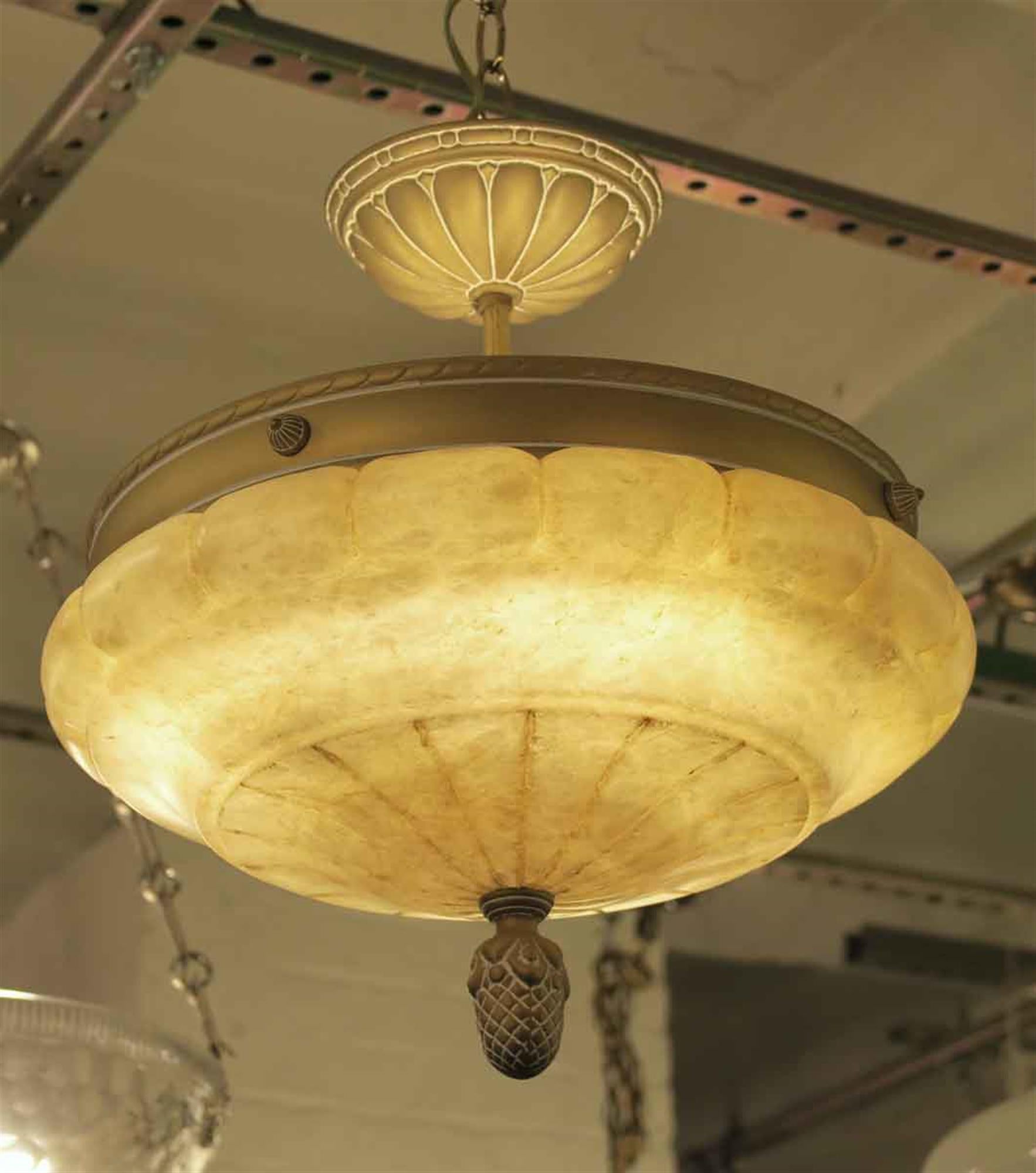 Américain Plafonnier à encastrer des années 1980 NYC Waldorf Astoria Hotel Alabaster Semi Flush Mount Dish Ceiling Light