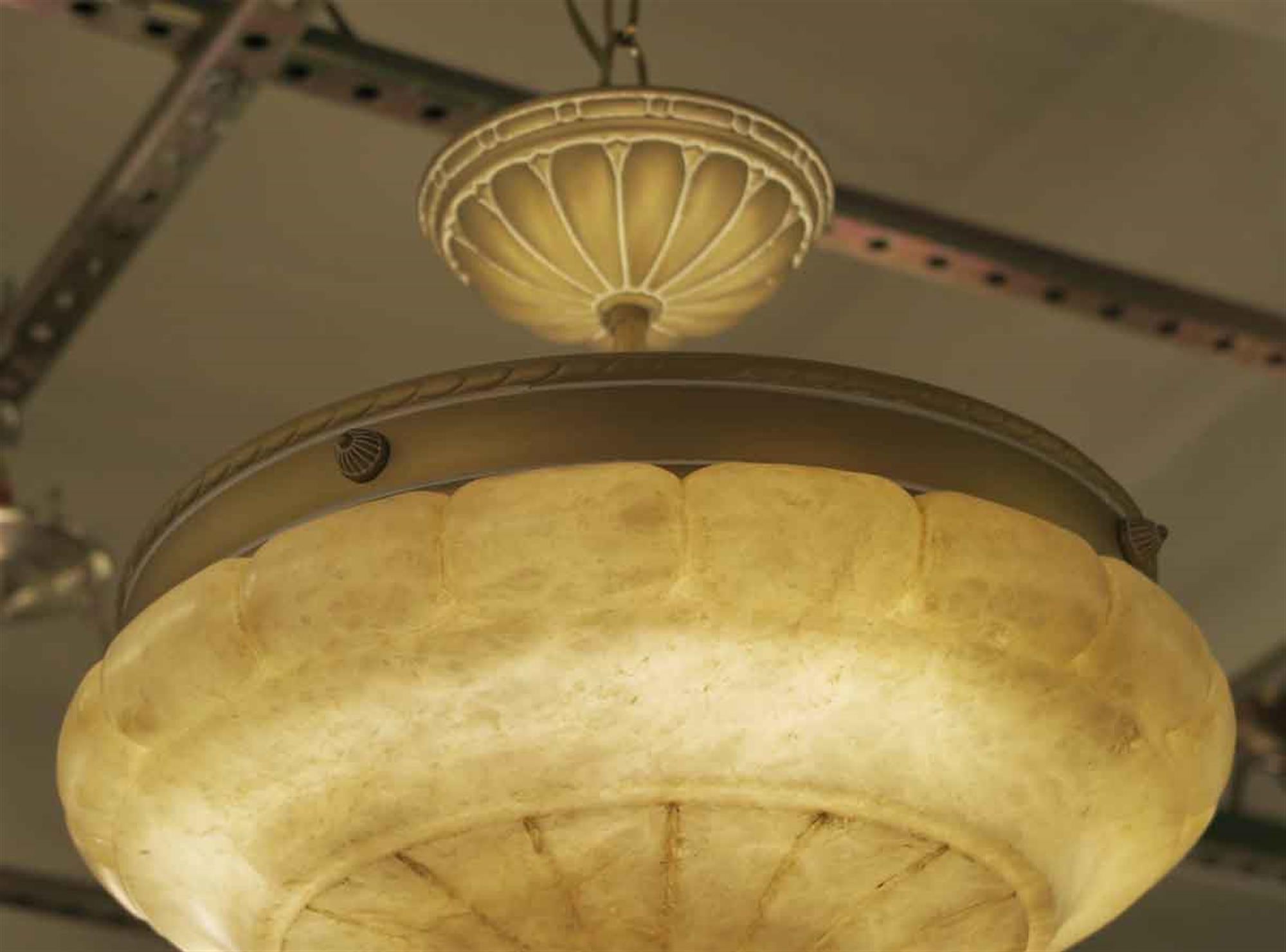 Fin du 20e siècle Plafonnier à encastrer des années 1980 NYC Waldorf Astoria Hotel Alabaster Semi Flush Mount Dish Ceiling Light