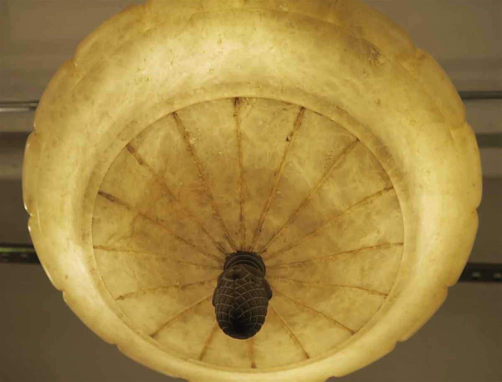 Plafonnier à encastrer des années 1980 NYC Waldorf Astoria Hotel Alabaster Semi Flush Mount Dish Ceiling Light 1