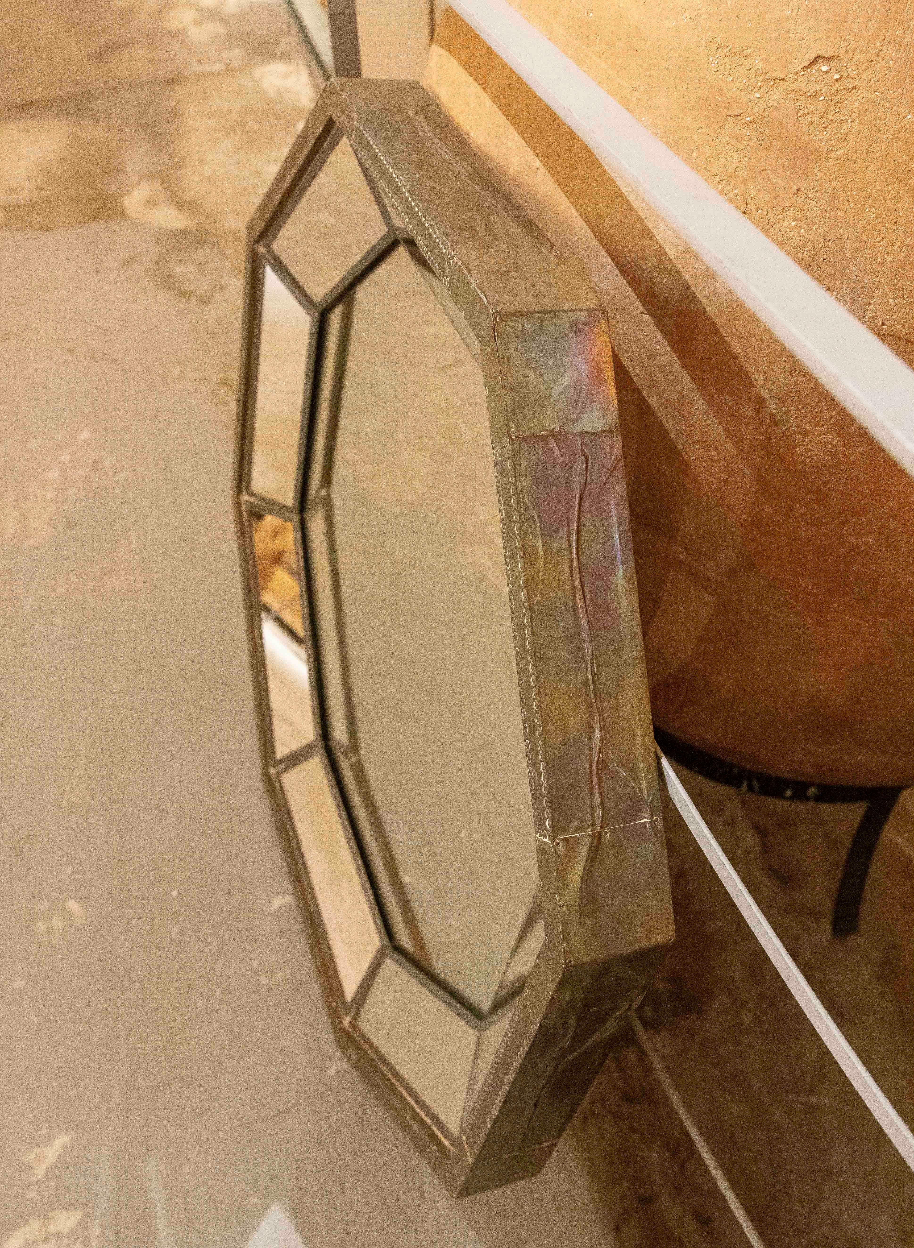 Miroir octogonal des années 1980 avec cadre en métal AGE, signé Rodolfo Dubarry. en vente 5