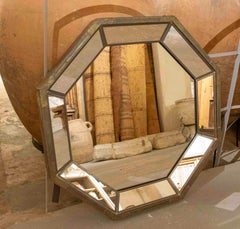 Espejo octogonal de los años 80 con marco de metal envejecido, firmado Rodolfo Dubarry.