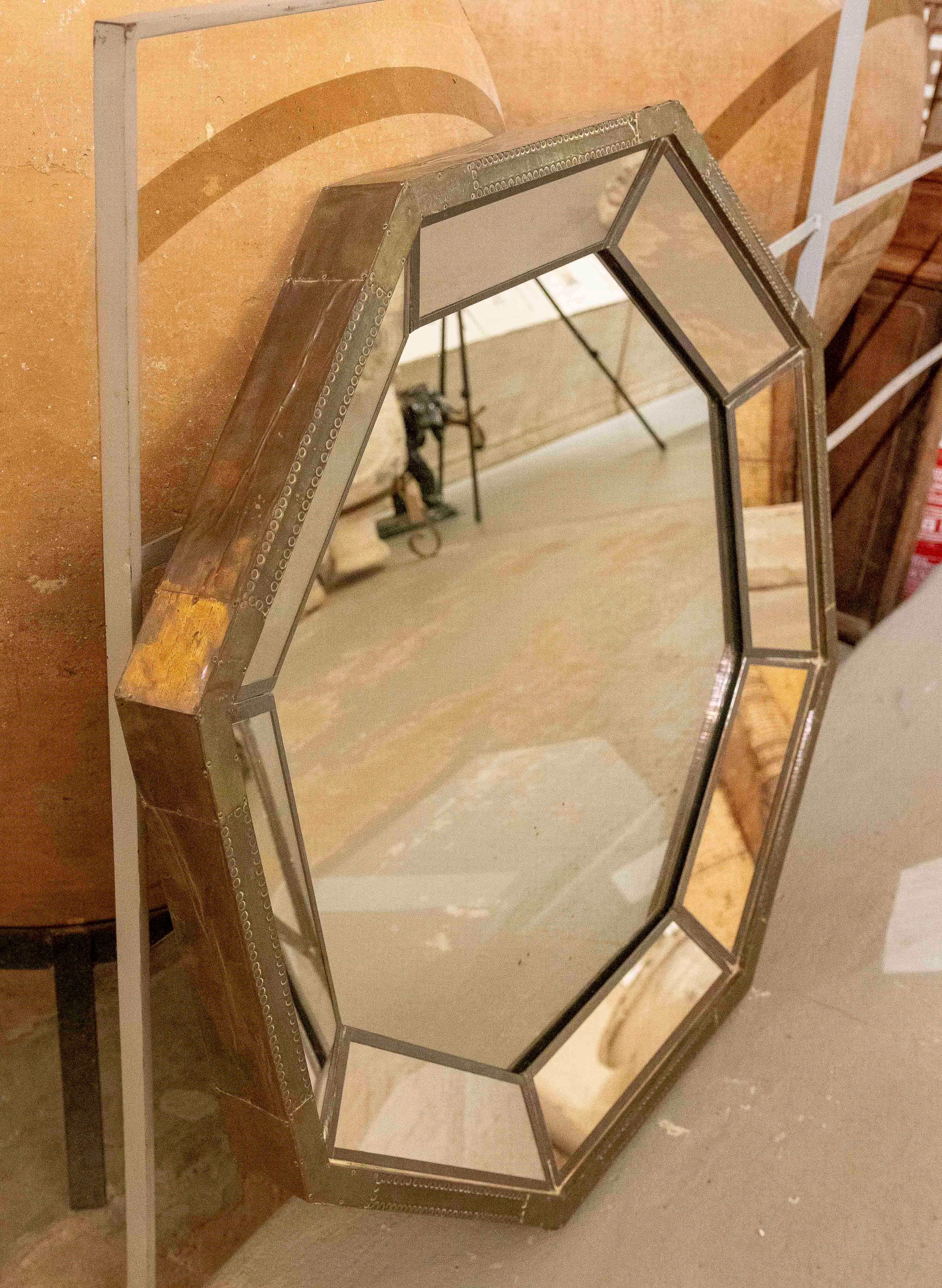 Laiton Miroir octogonal des années 1980 avec cadre en métal AGE, signé Rodolfo Dubarry. en vente