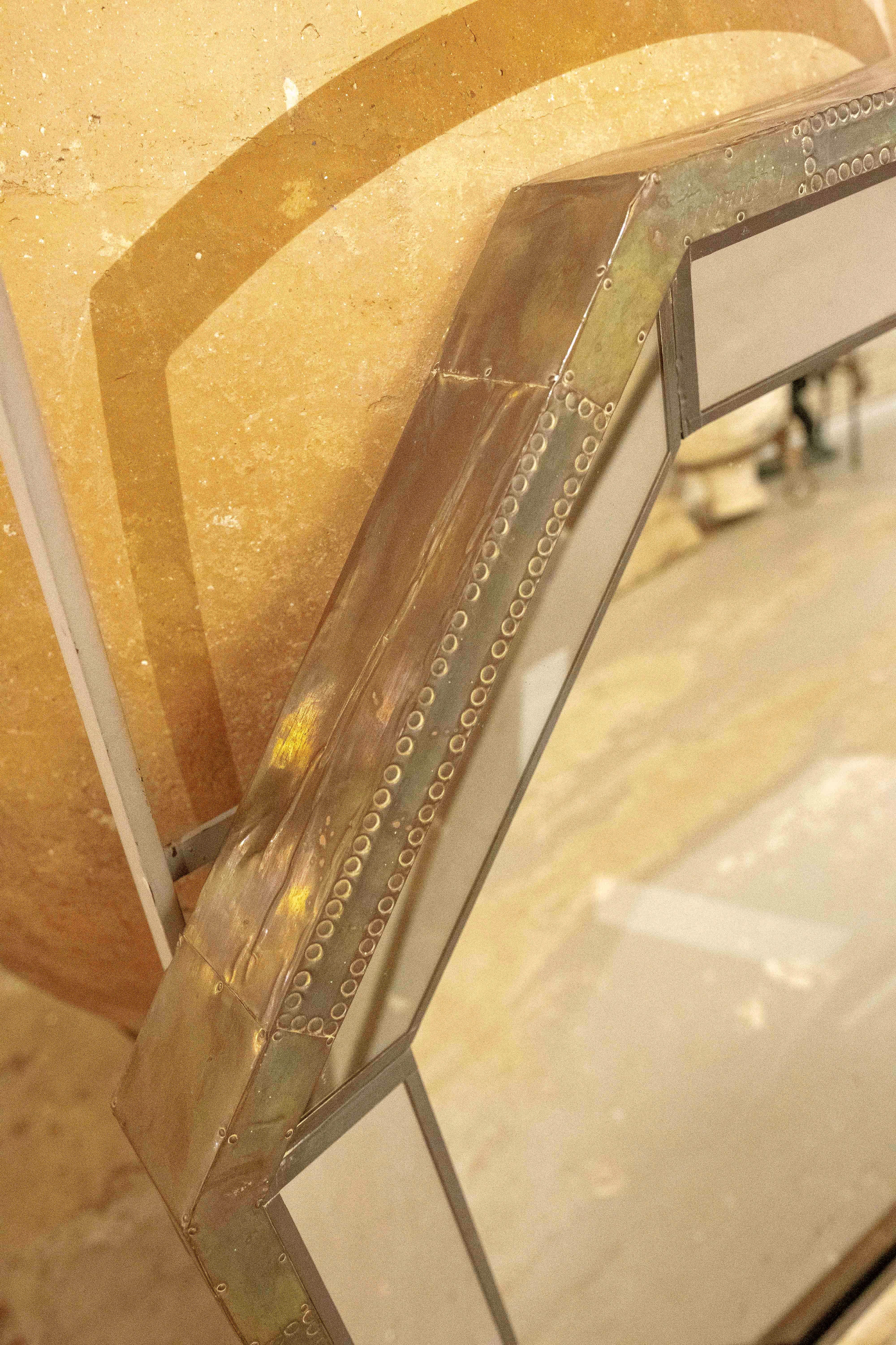 Miroir octogonal des années 1980 avec cadre en métal AGE, signé Rodolfo Dubarry. en vente 1