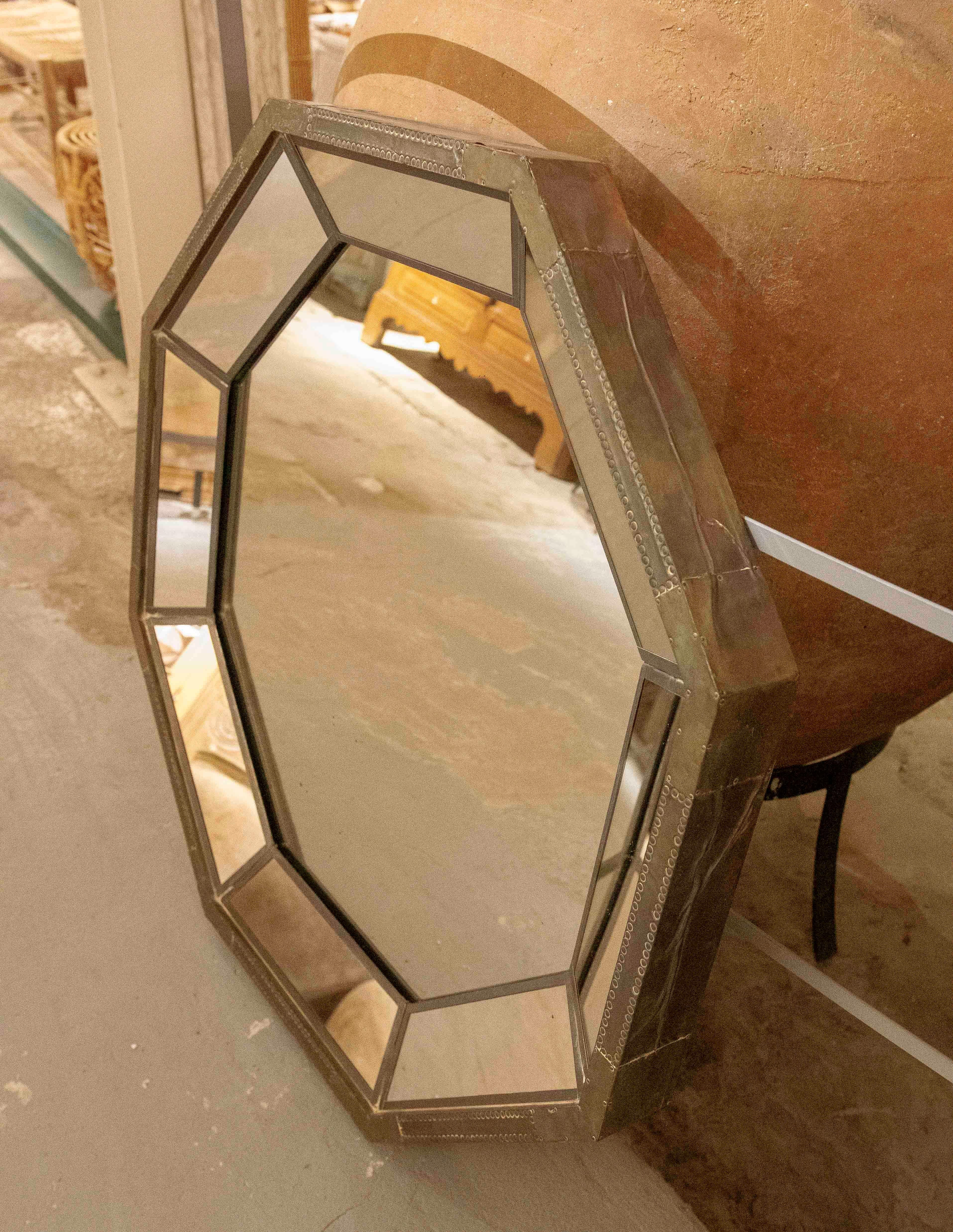 Miroir octogonal des années 1980 avec cadre en métal AGE, signé Rodolfo Dubarry. en vente 2