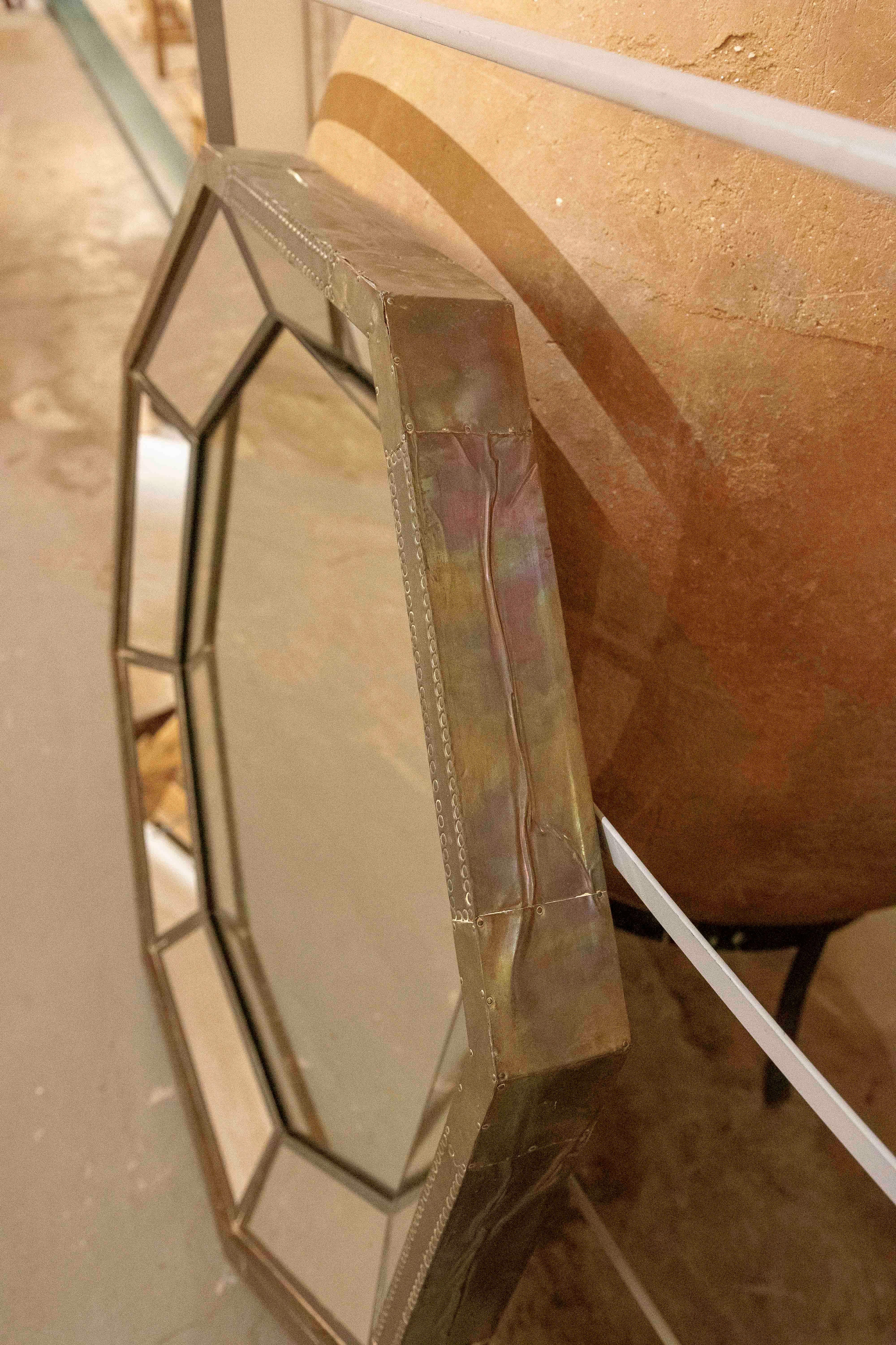 Miroir octogonal des années 1980 avec cadre en métal AGE, signé Rodolfo Dubarry. en vente 3