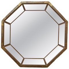 Specchio ottagonale degli anni '80 con cornice in metallo invecchiato, firmato Rodolfo Dubarry. Specchio ottagonale degli anni '80 con cornice in metallo invecchiato, firmato Rodolfo Dubarry.