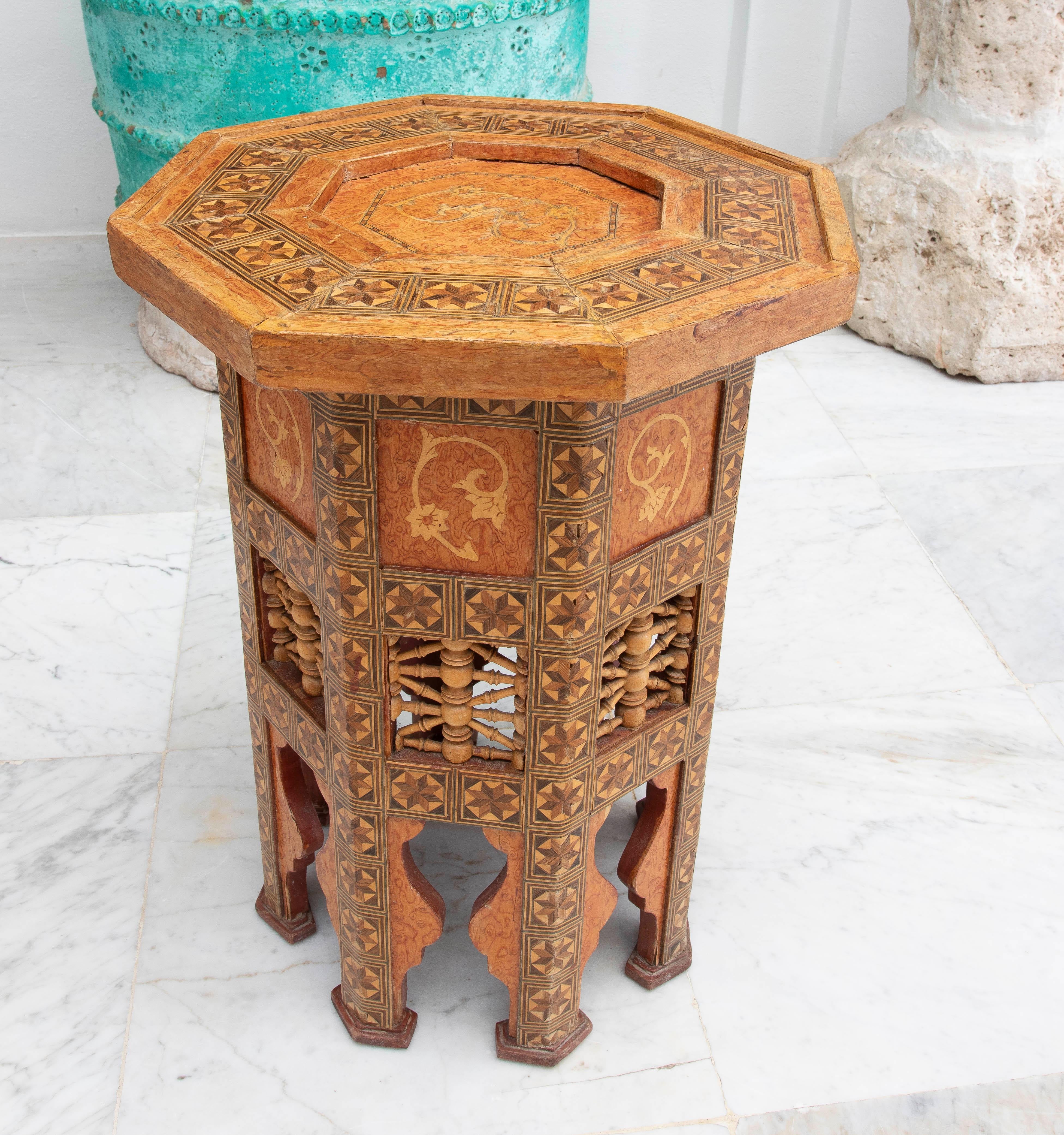 1980s Octagonal Wooden Side Table with Inlaid. In Good Condition For Sale In Marbella, ES
