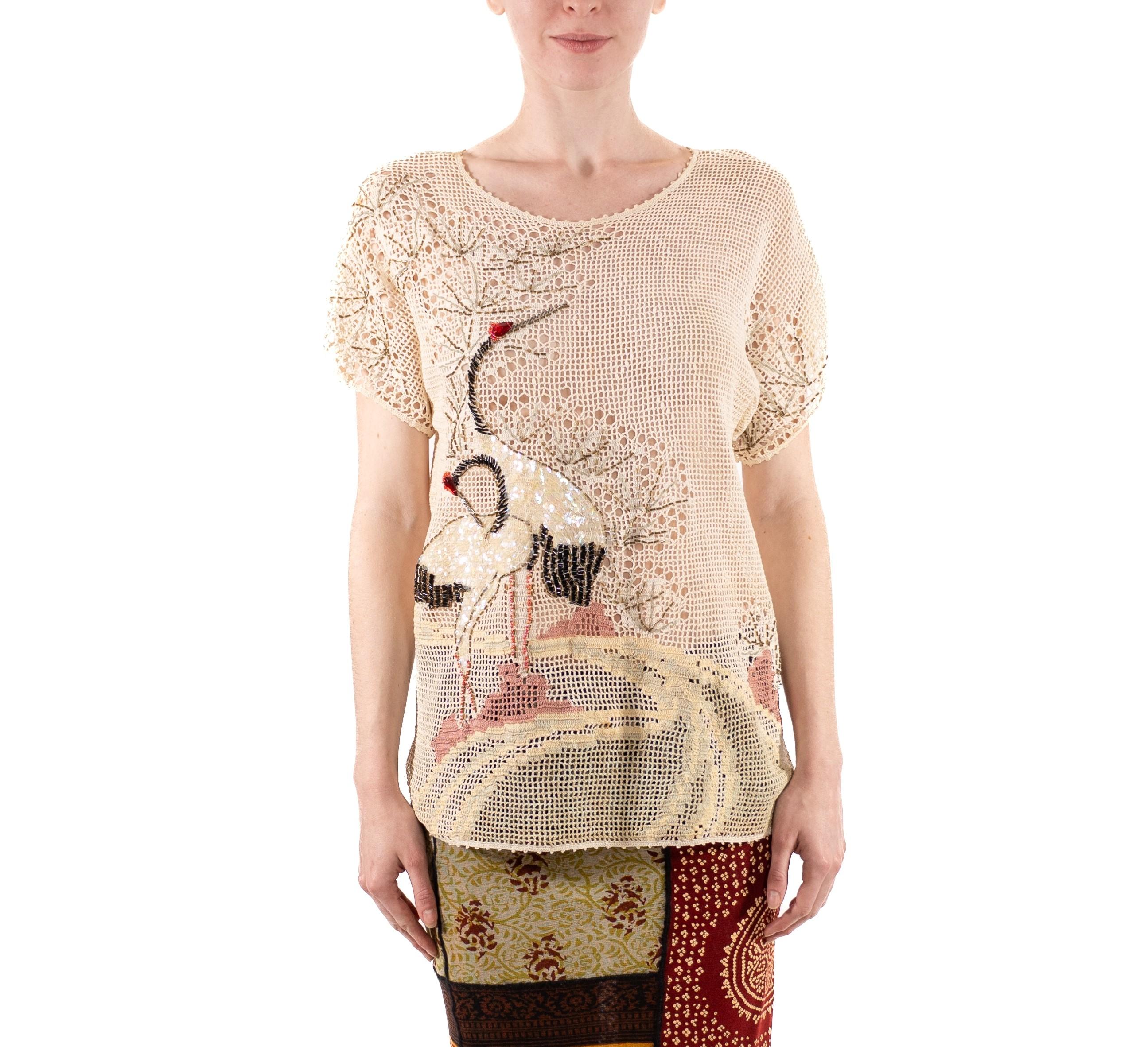 Blanc 1980S Off White Hand Beaded Cotton Crochet Lace Crane Top (Top de grue en coton crocheté perlé à la main) en vente