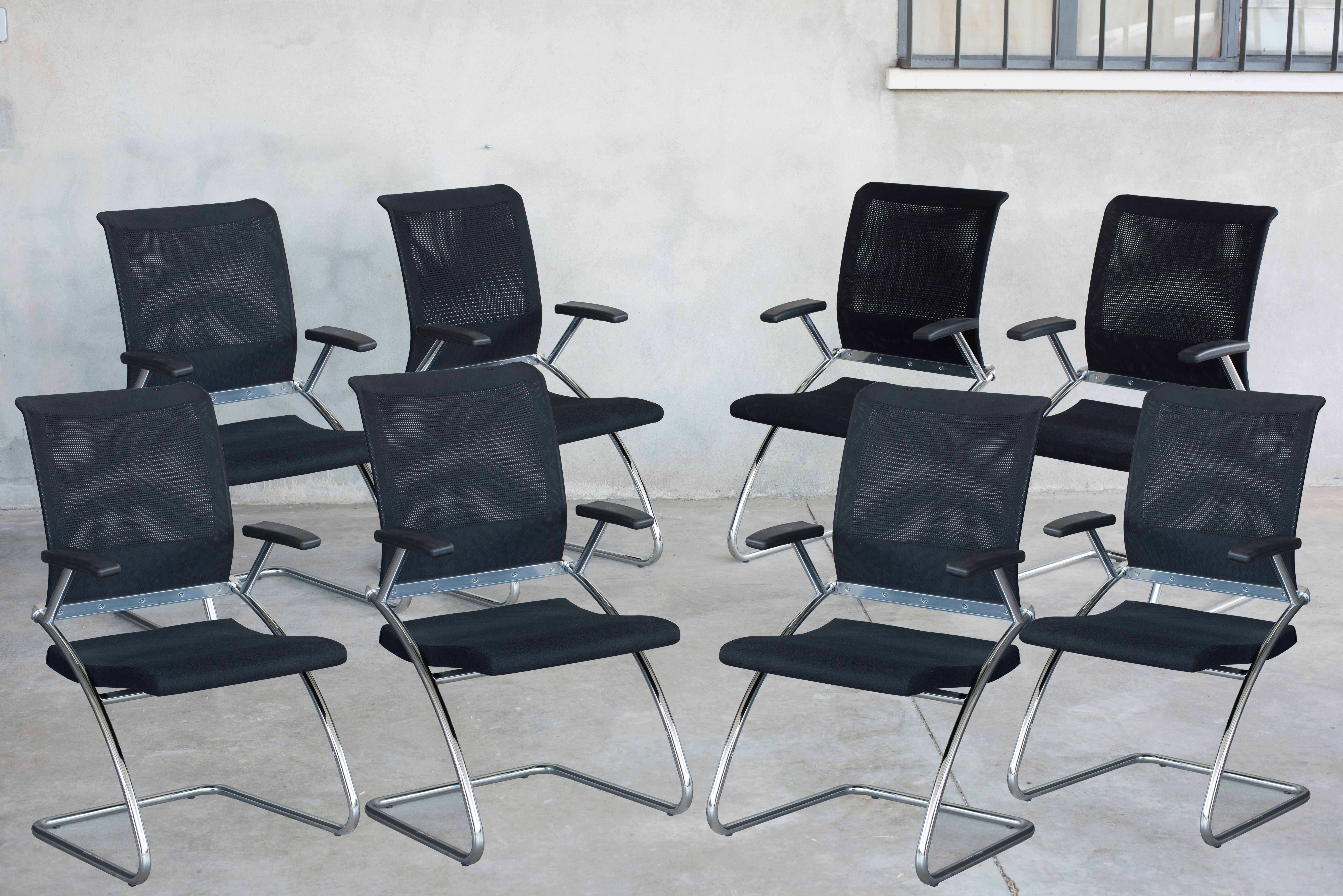 1980er Jahre Büro-Sessel mit schwarzer Polsterung aus verchromtem Stahl, acht verfügbar im Angebot 12