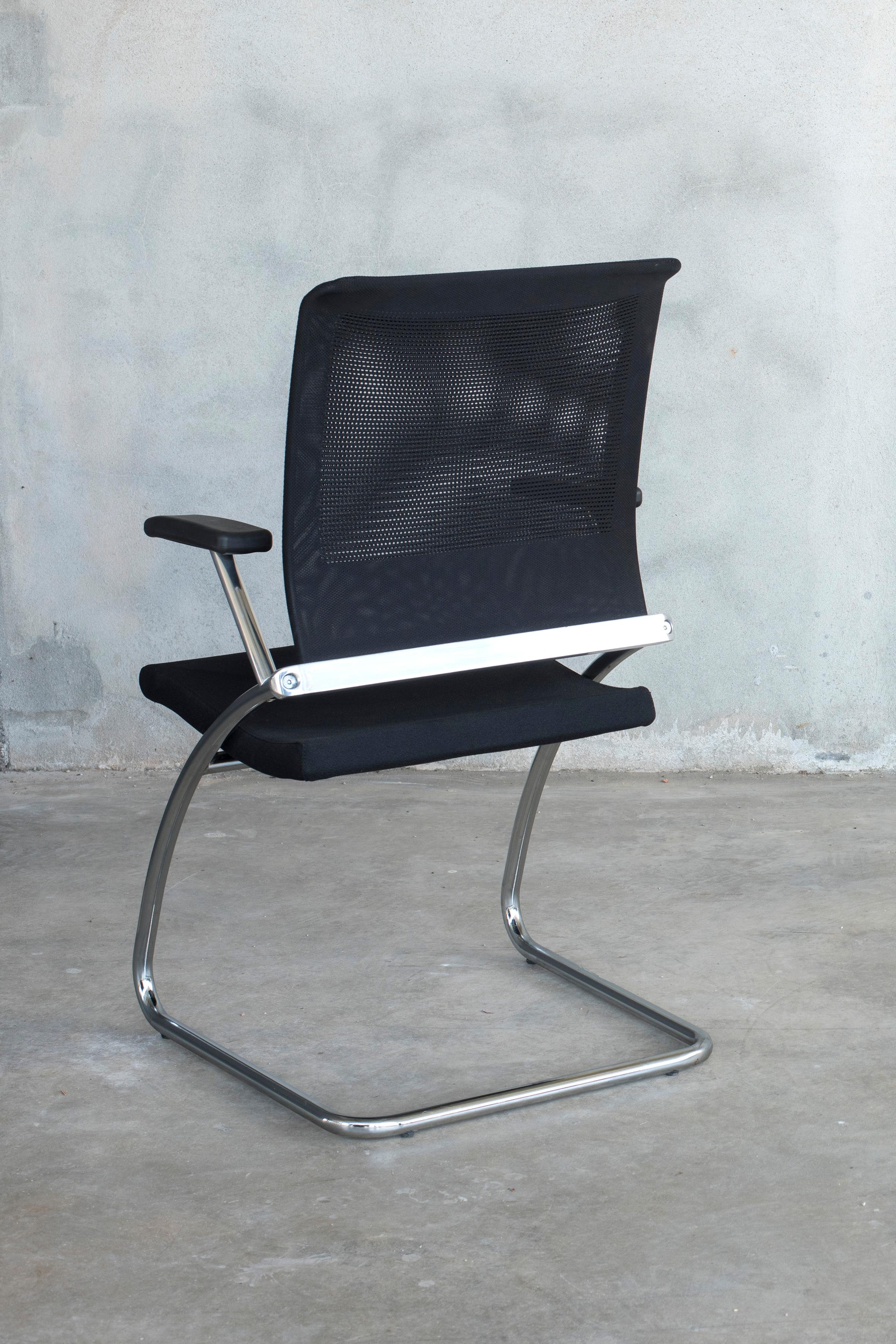 1980er Jahre Büro-Sessel mit schwarzer Polsterung aus verchromtem Stahl, acht verfügbar (20. Jahrhundert) im Angebot
