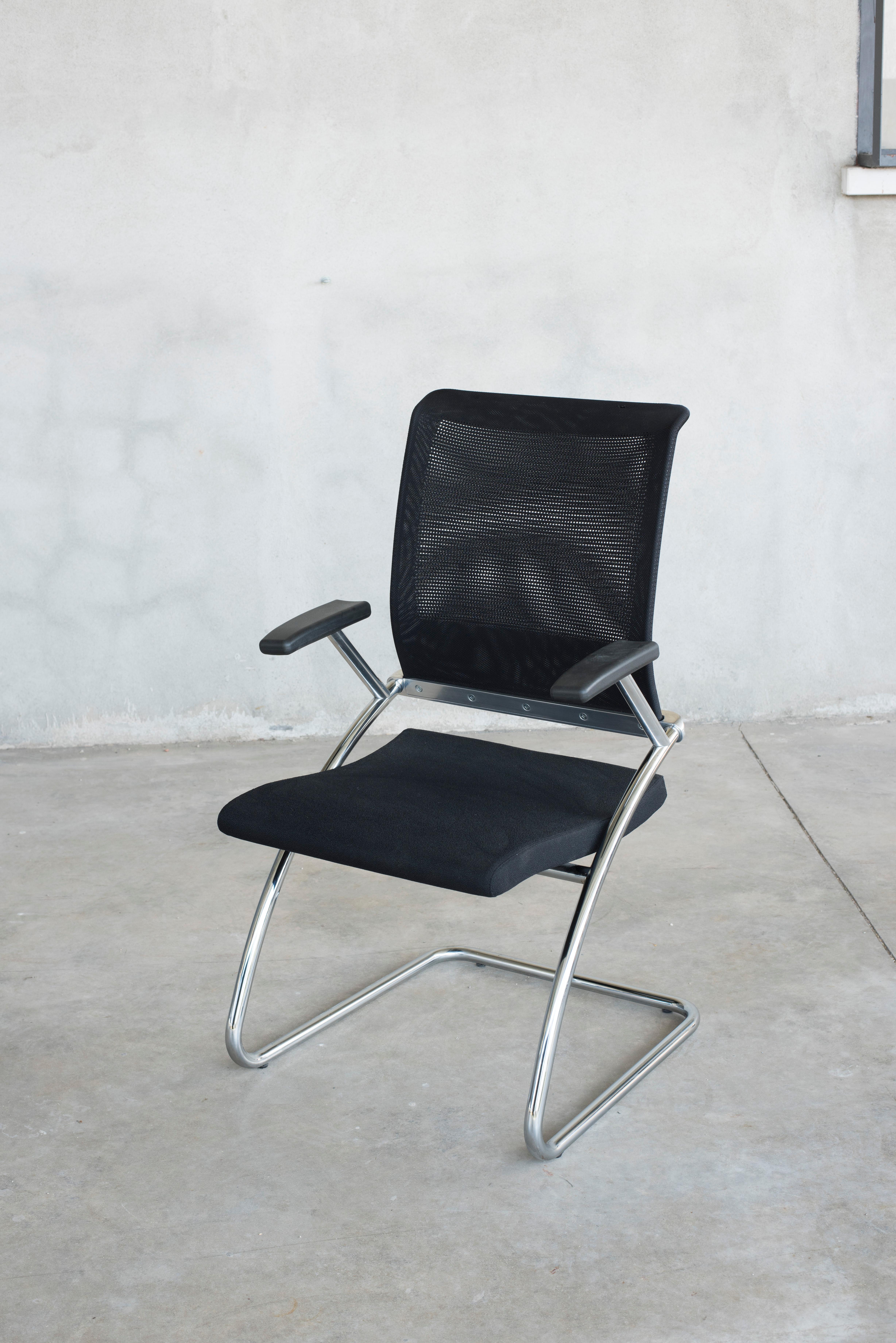 1980er Jahre Büro-Sessel mit schwarzer Polsterung aus verchromtem Stahl, acht verfügbar im Angebot 1