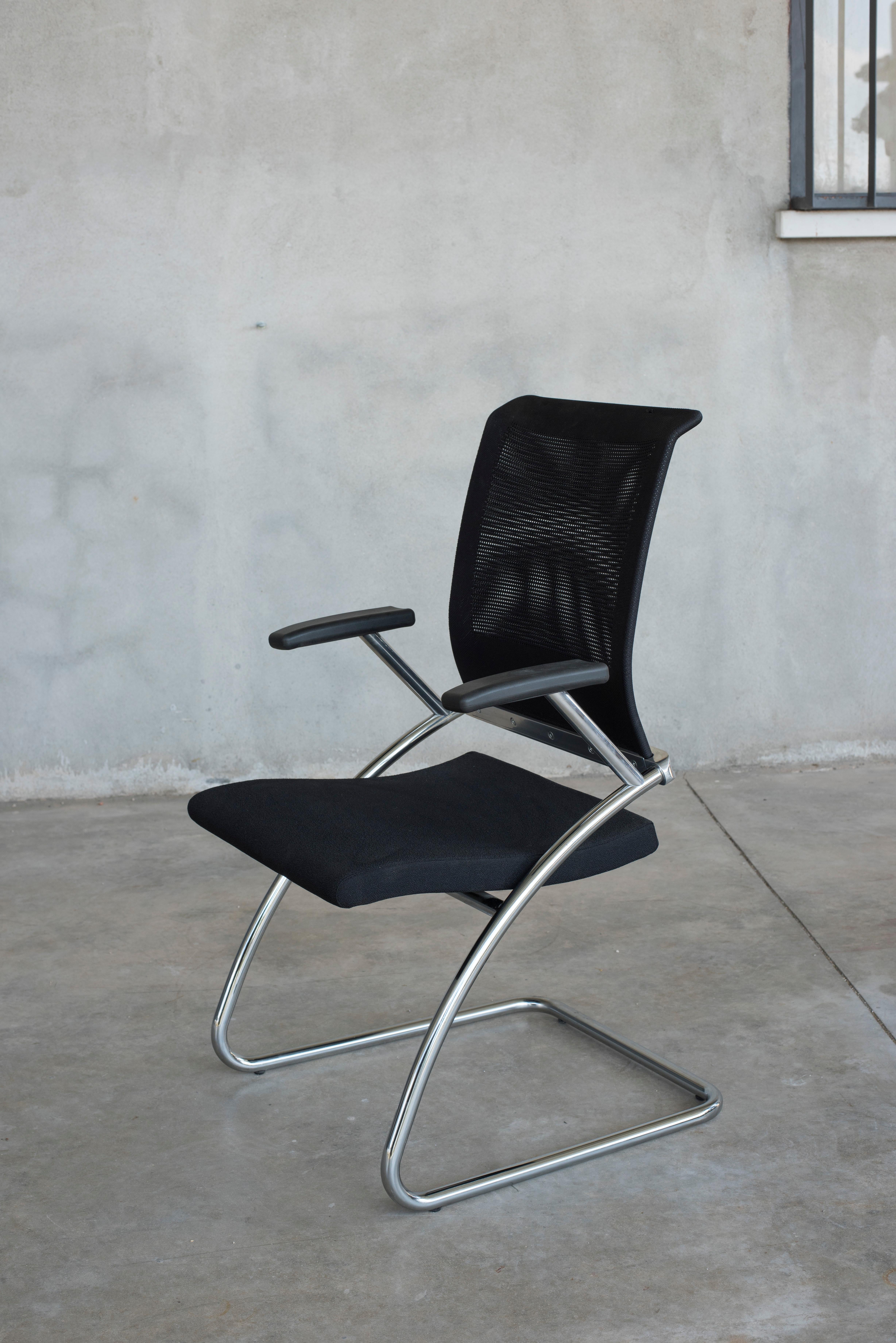 1980er Jahre Büro-Sessel mit schwarzer Polsterung aus verchromtem Stahl, acht verfügbar im Angebot 2