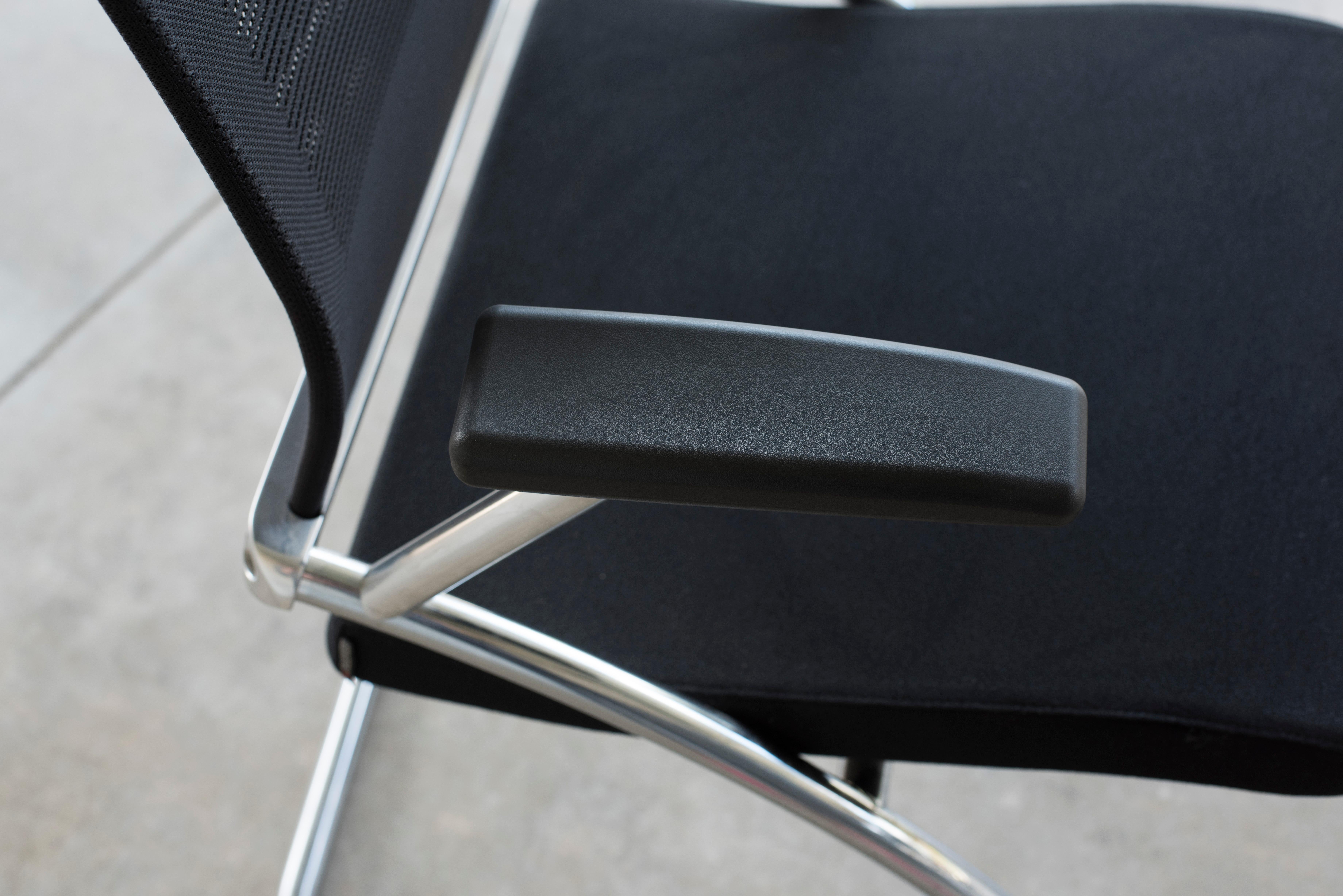 1980er Jahre Büro-Sessel mit schwarzer Polsterung aus verchromtem Stahl, acht verfügbar im Angebot 3
