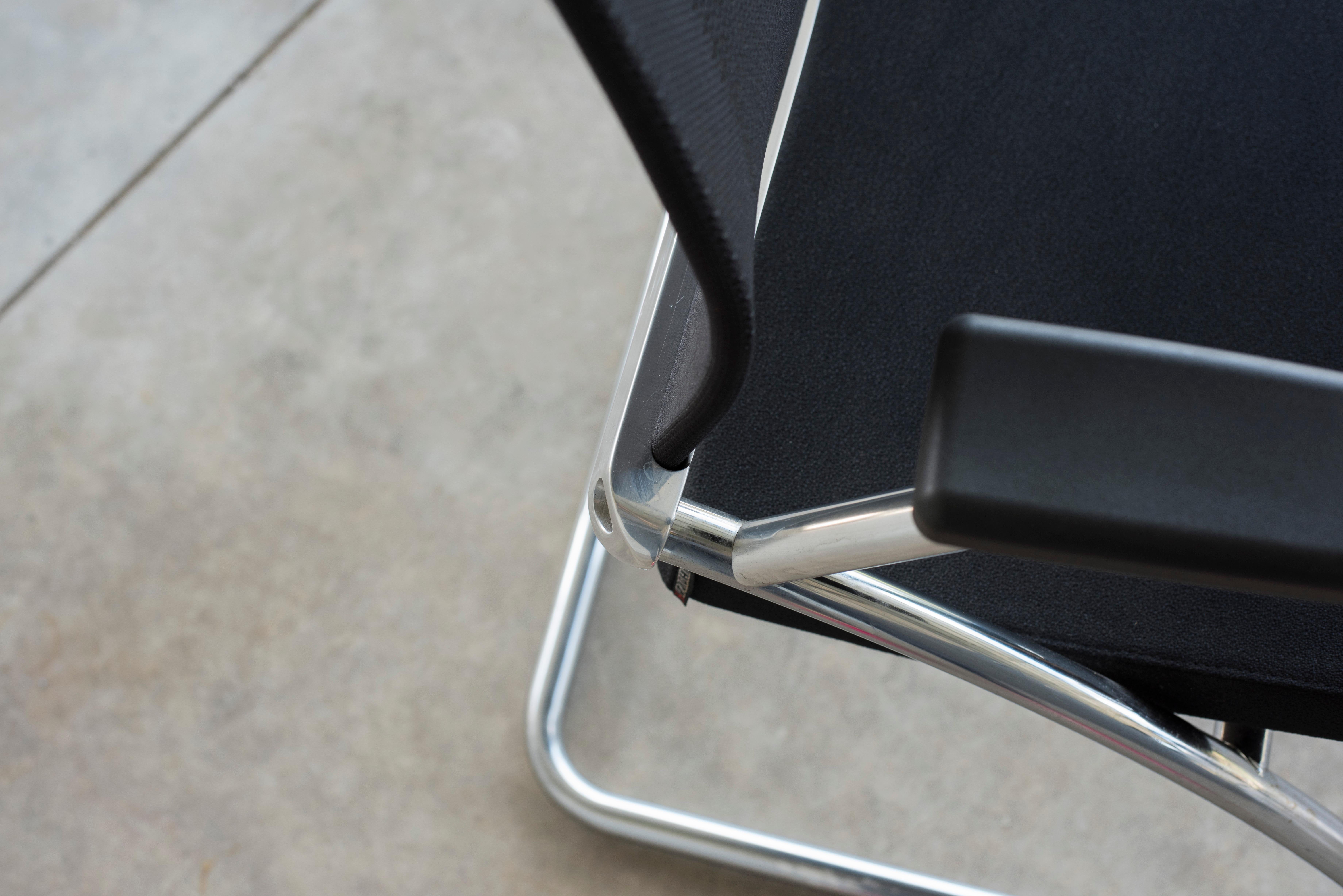 1980er Jahre Büro-Sessel mit schwarzer Polsterung aus verchromtem Stahl, acht verfügbar im Angebot 5