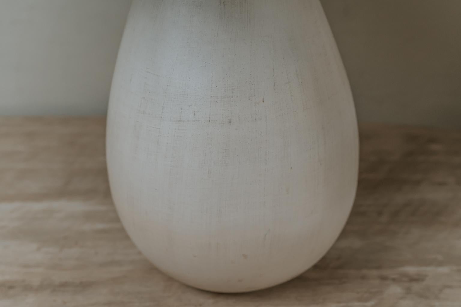 Very elegant and feminine shape on this 1980s off-white ceramic lamp, lamp is 62 cm high with lampshade 92 cm.