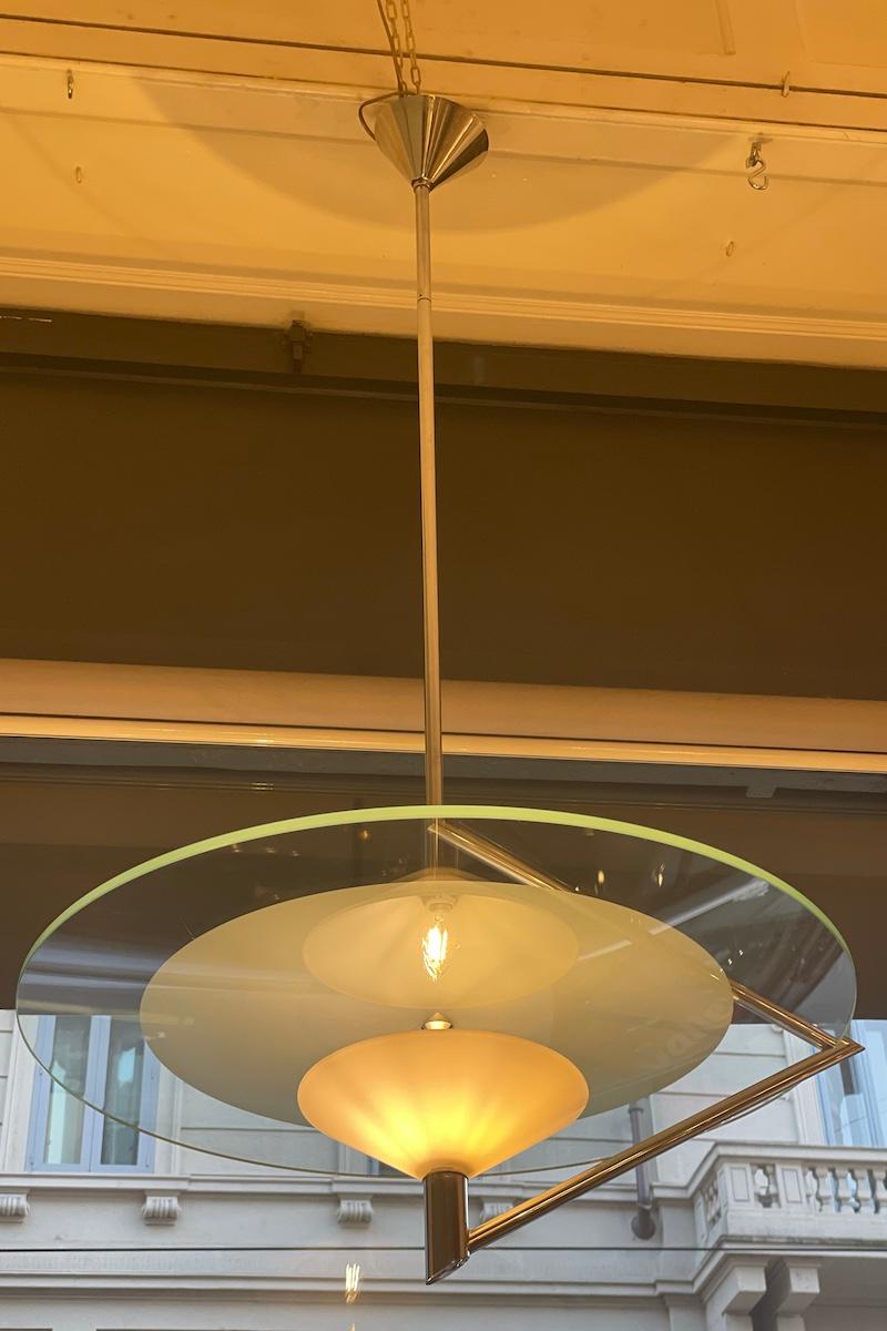 Lámpara colgante modelo Olympia, en cristal y acero.

Diseñada por Daniela Puppa en los años ochenta y producida por Fontana Arte. 

Medidas: Diámetro 70 cm, Altura 140 cm. 

El precio INCLUYE los costes de cualquier embalaje y caja necesarios para