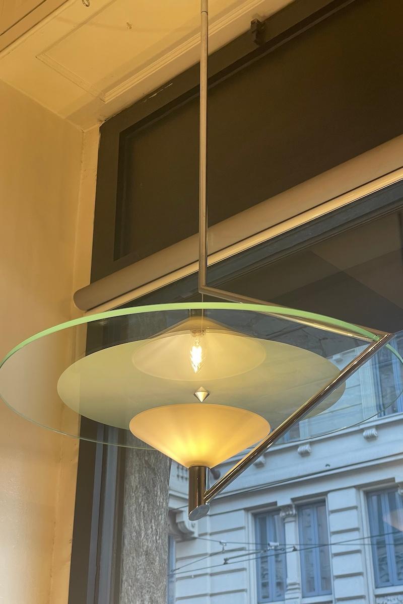 Lámpara colgante modelo Olympia, en cristal y acero.

Diseñada por Daniela Puppa en los años ochenta y producida por Fontana Arte. 

Medidas: Diámetro 70 cm, Altura 140 cm. 

El precio INCLUYE los costes de cualquier embalaje y caja necesarios para