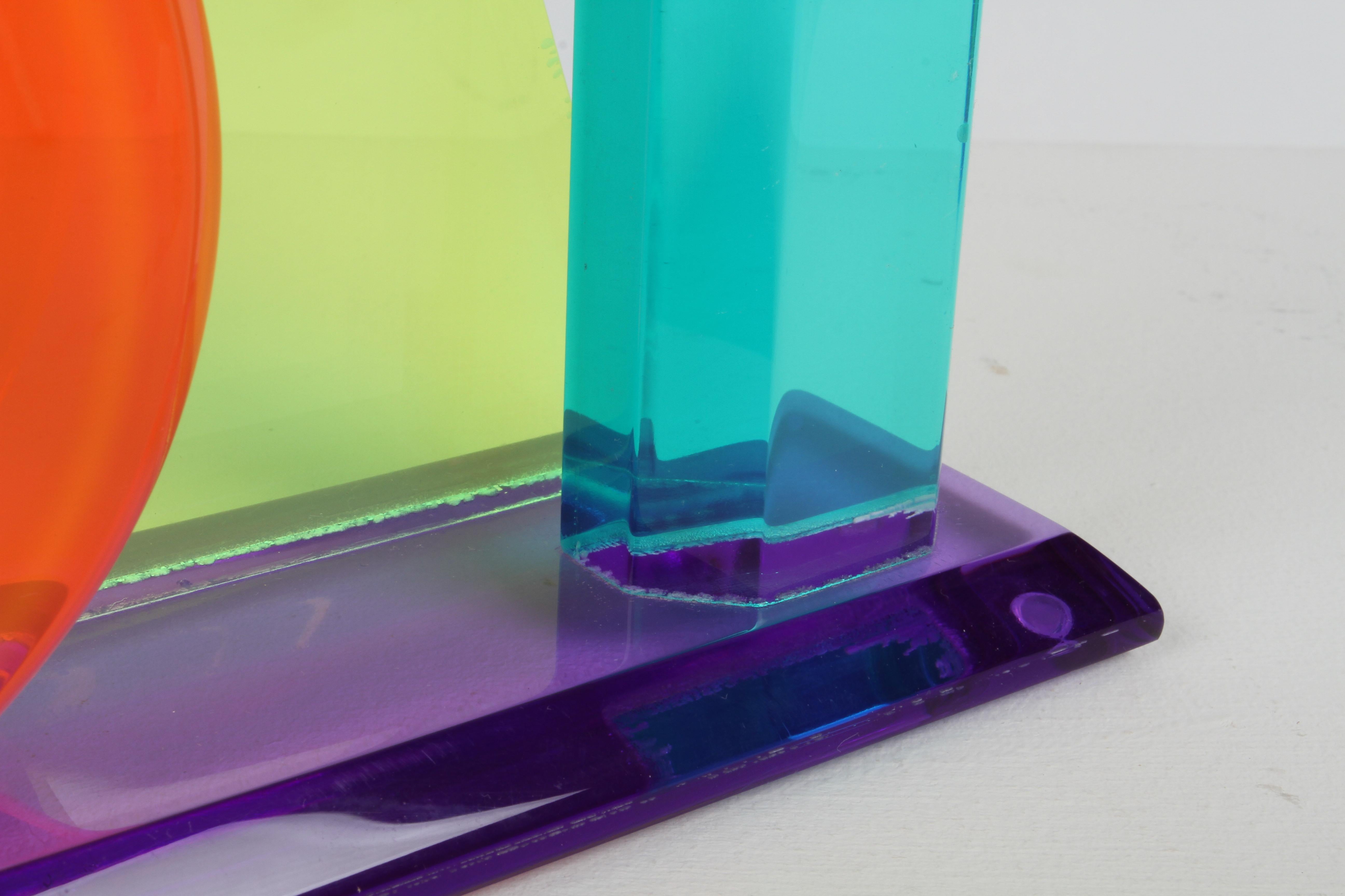 Scultura in lucite multicolore Op-Art degli anni '80 raffigurante un cerchio, un triangolo e un rettangolo in vendita 4