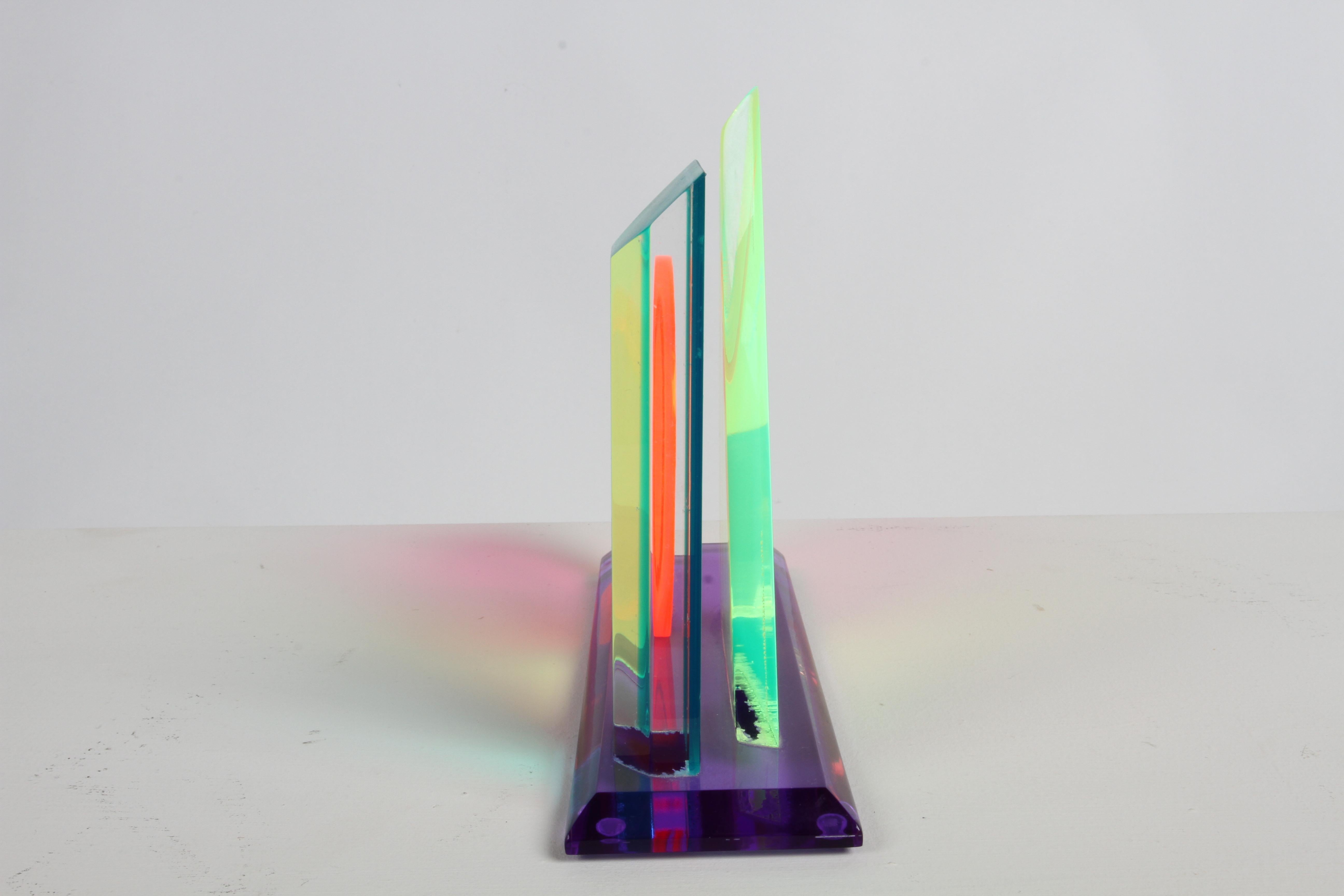 Op-Art Mehrfarbige Lucite-Skulptur eines Kreises, Dreifach- und Rechteck, 1980er Jahre  im Angebot 3