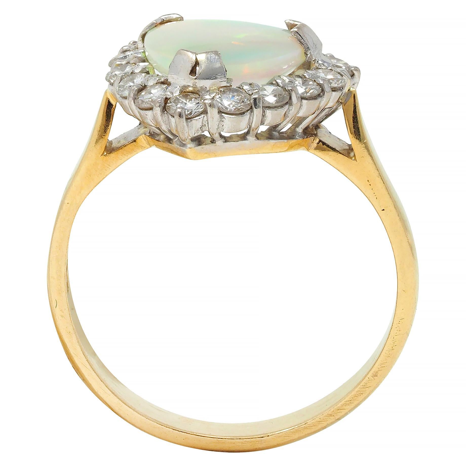 1980er Opal Diamant 18 Karat Gelb Weißgold Dreieckiger Vintage Halo Ring für Damen oder Herren im Angebot