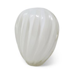 Jarrón de cristal opalescente en espiral de los años 80 de Larry Laslo para Mikasa