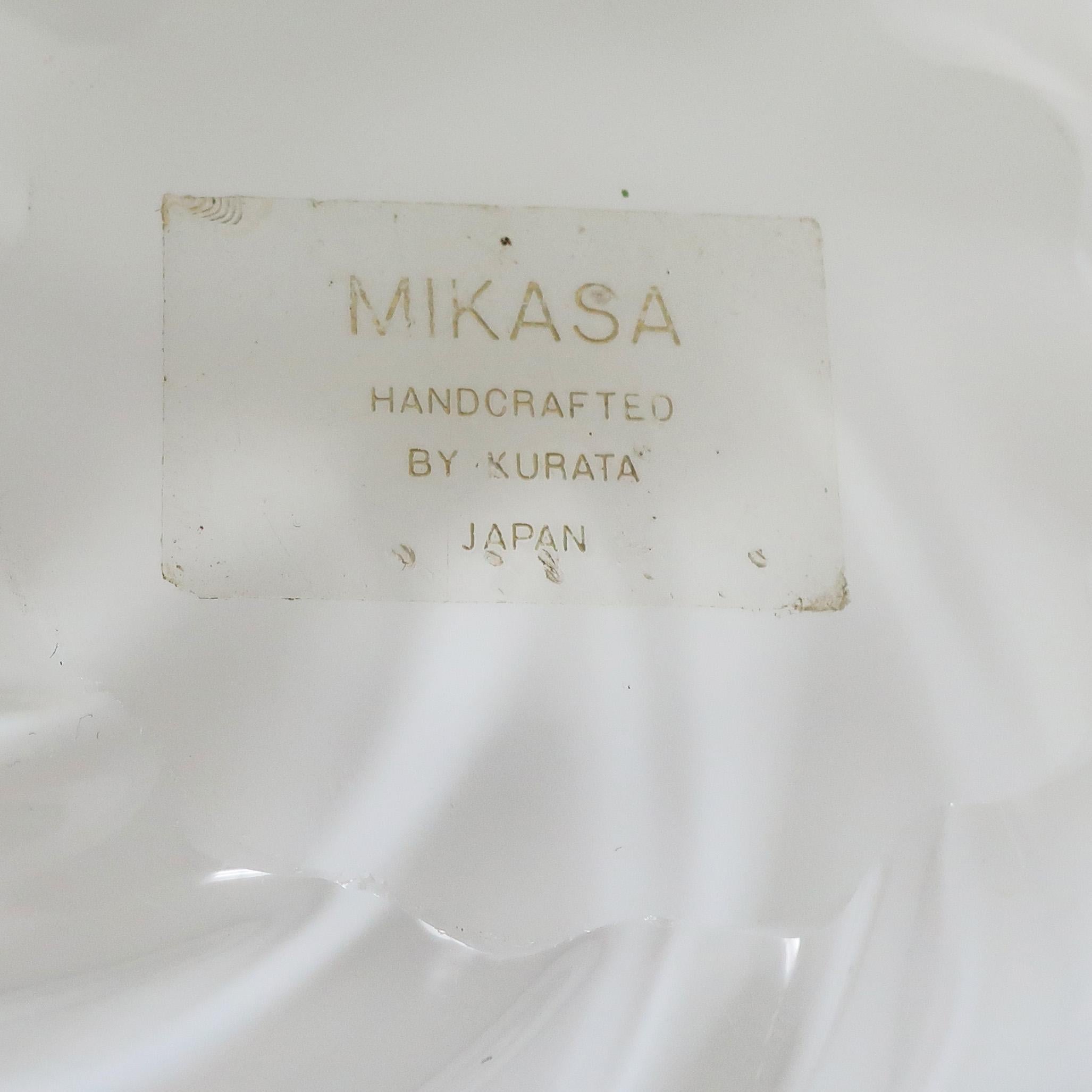 Verre d'art Vase en verre tourbillonnant opalescent des années 1980 par Larry Laslo pour Mikasa en vente