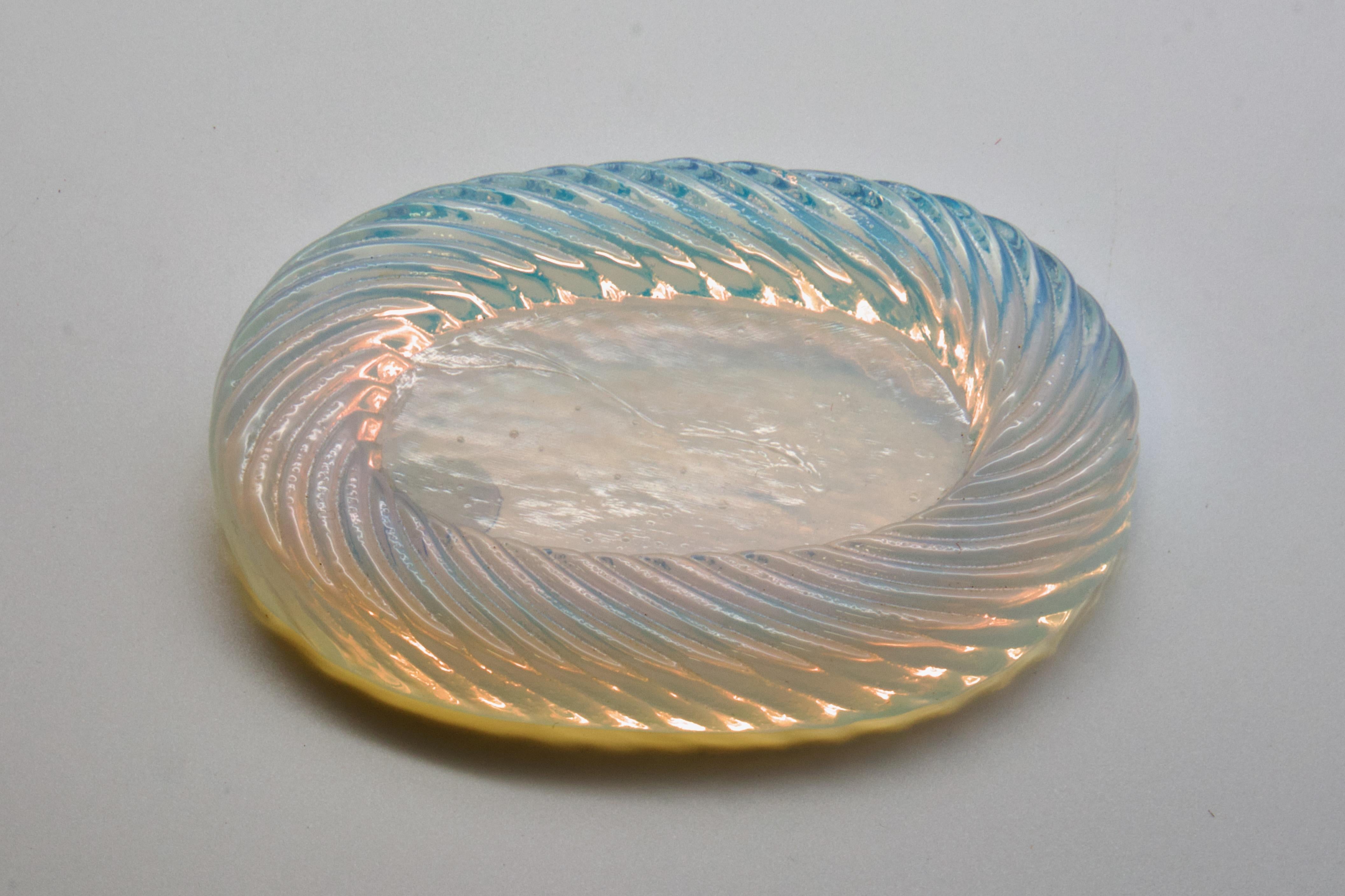 1980s Opaline Murano Italian Vide-Poche Catchall Bowl, Hollywood Regency Style For Sale 5